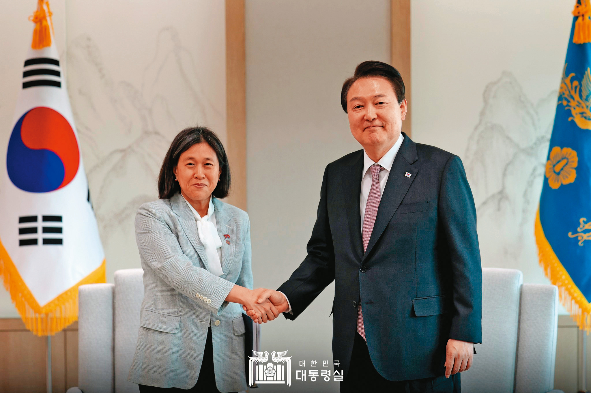 南韓總統尹錫悅（右）表示，晶片法案新規讓三星、SK海力士擔憂。（翻攝青瓦臺臉書）