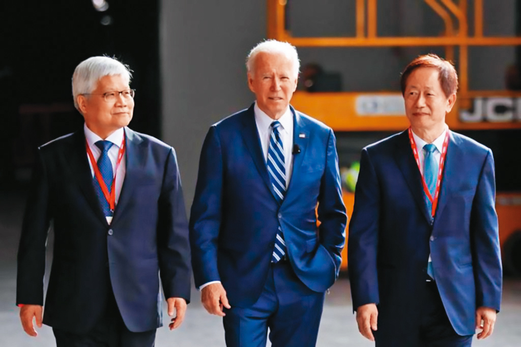 台積電在晶片法案通過後，劉德音（右）當著拜登（中）的面，宣布亞利桑那廠投資金額將從120億美元，倍增到400億美元。（翻攝自AIT臉書）