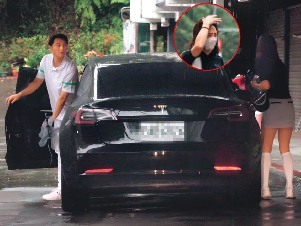 4/19 16:53 29歲的席惟倫（右）都還沒坐上副駕，34歲的王子（左）就急著辦離場手續，呈現各忙各的狀態；男大女小的組合差5歲，王子難得的「非姐弟」花邊對象。