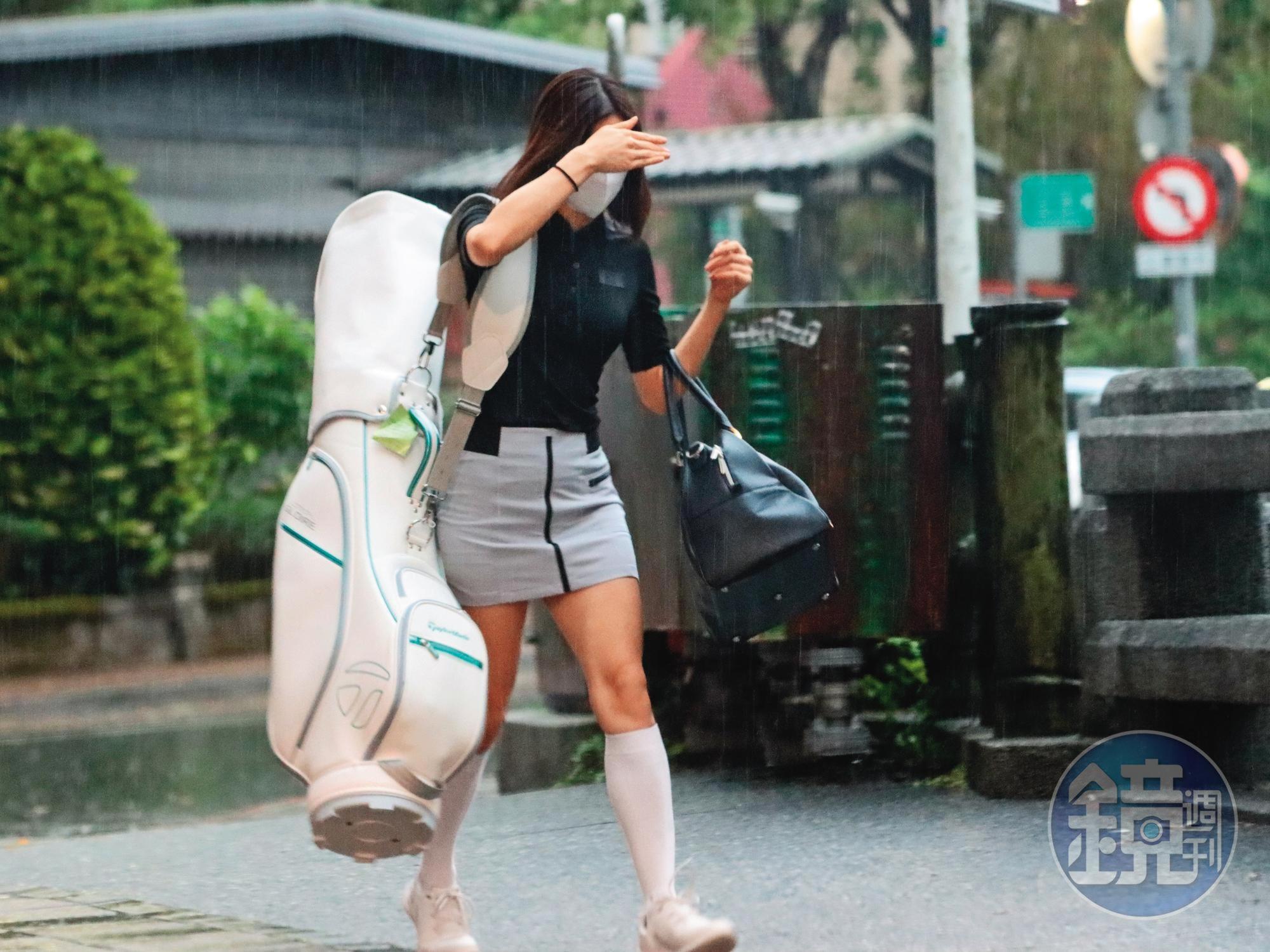 17:04 雨下很大,席惟倫看來心情很糟,被王子丟包還轉搭捷運,大包小包很是艱辛。
