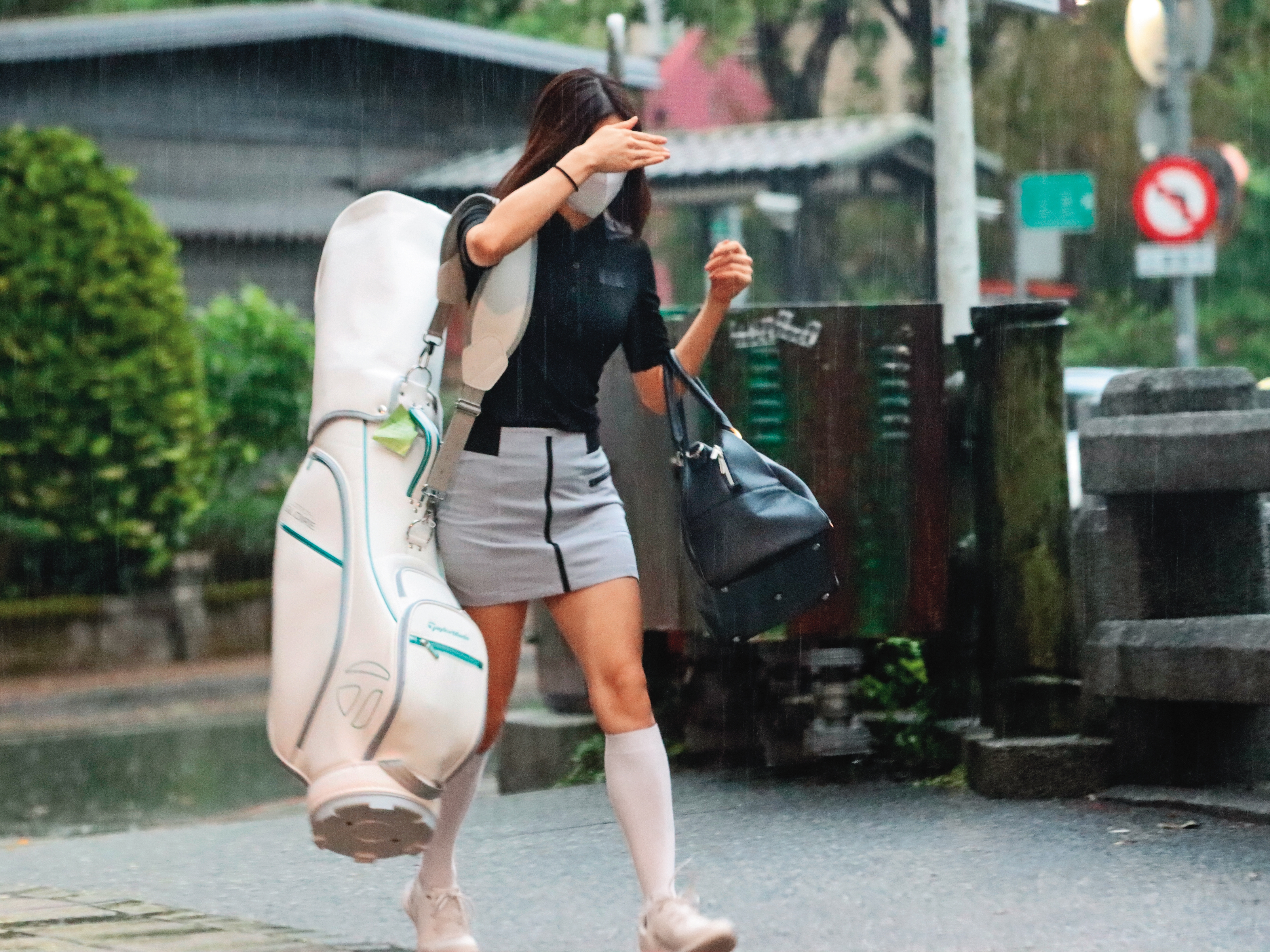 17:04 雨下很大,席惟倫看來心情很糟,被王子丟包還轉搭捷運,大包小包很是艱辛。