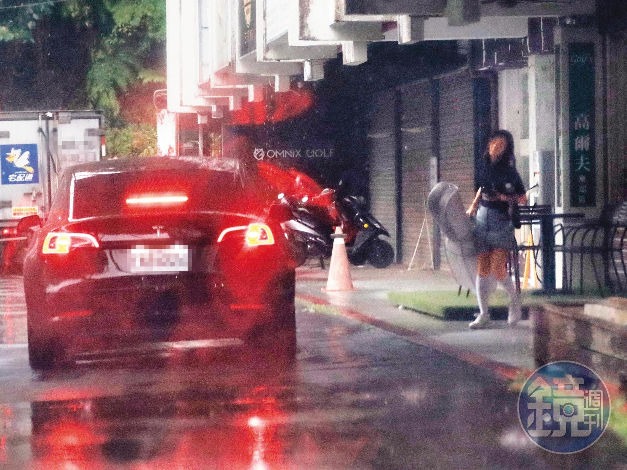 16:52 把車開到練習場門口,王子看來還稱職地等待席惟倫,只是沒有發揮紳士風采幫提重物而已。
