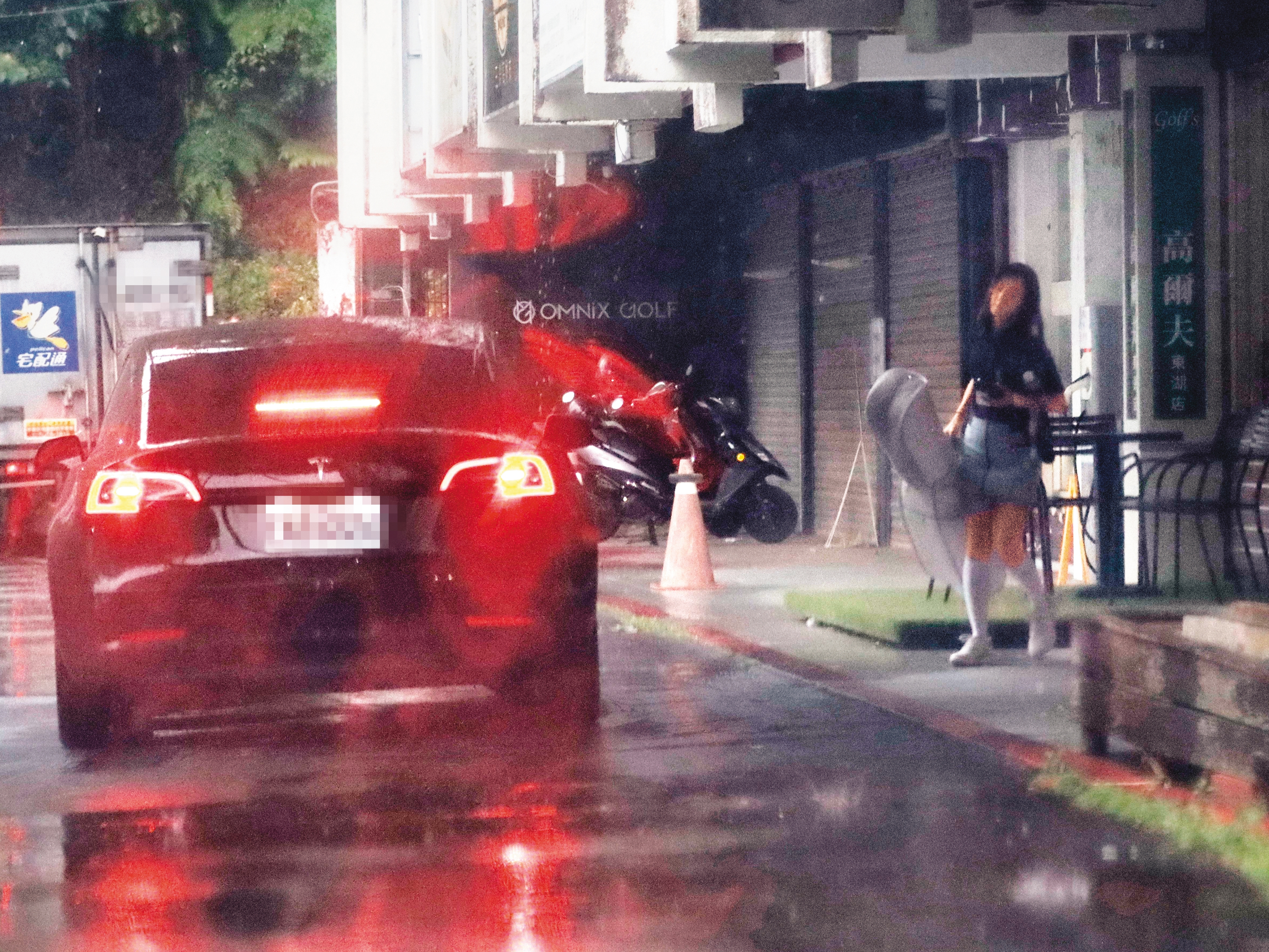 16:52 把車開到練習場門口,王子看來還稱職地等待席惟倫,只是沒有發揮紳士風采幫提重物而已。
