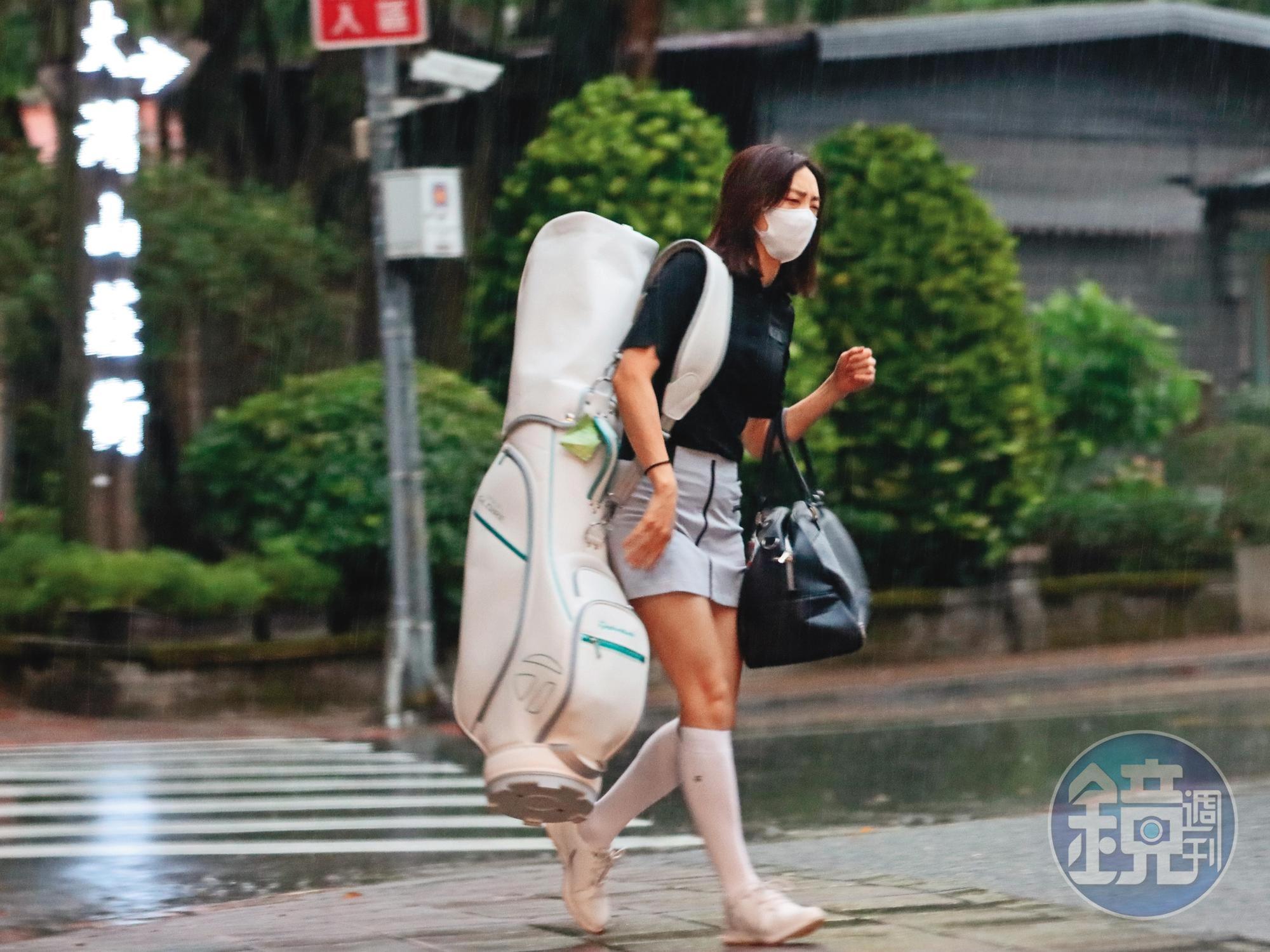 4/19 17:02 沒手撐傘,席惟倫淋雨顯得狼狽,加上有重物在身,就算知道可能有鏡頭會拍,但也率真地怒了起來。