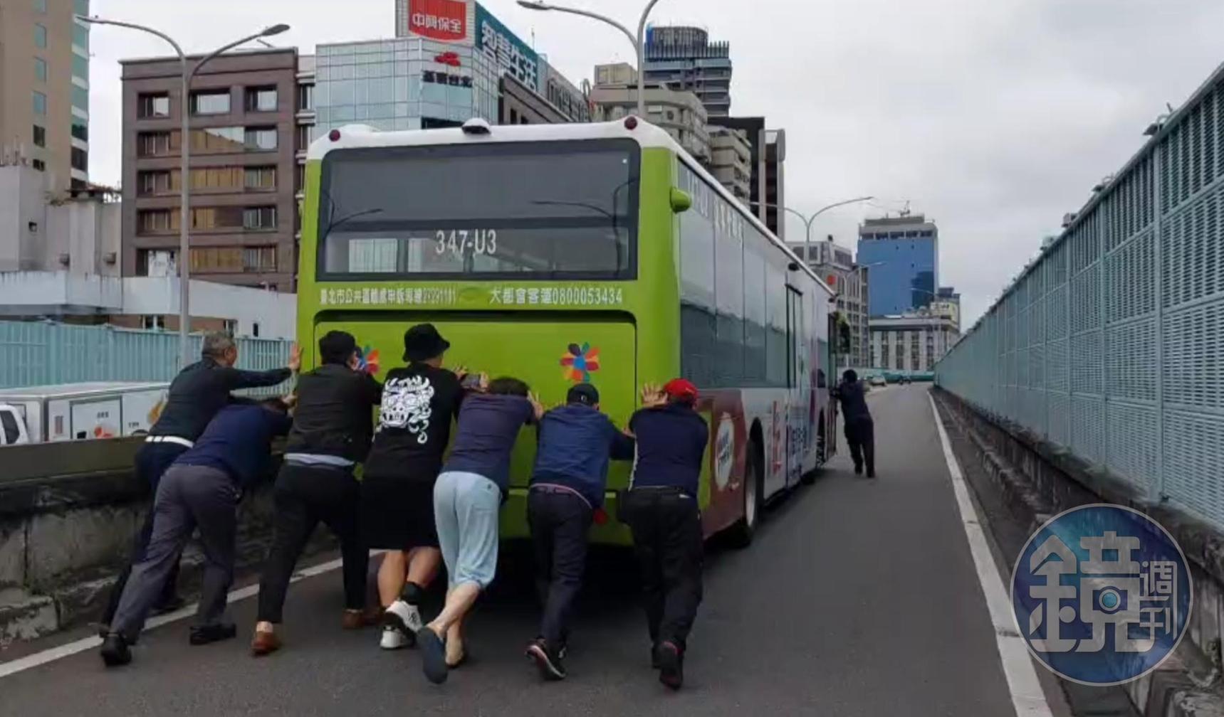 通往台北市民大道的匣道被拋錨公車擋住，後方車輛動彈不得，還好有7勇士見義勇為下來推車排解。