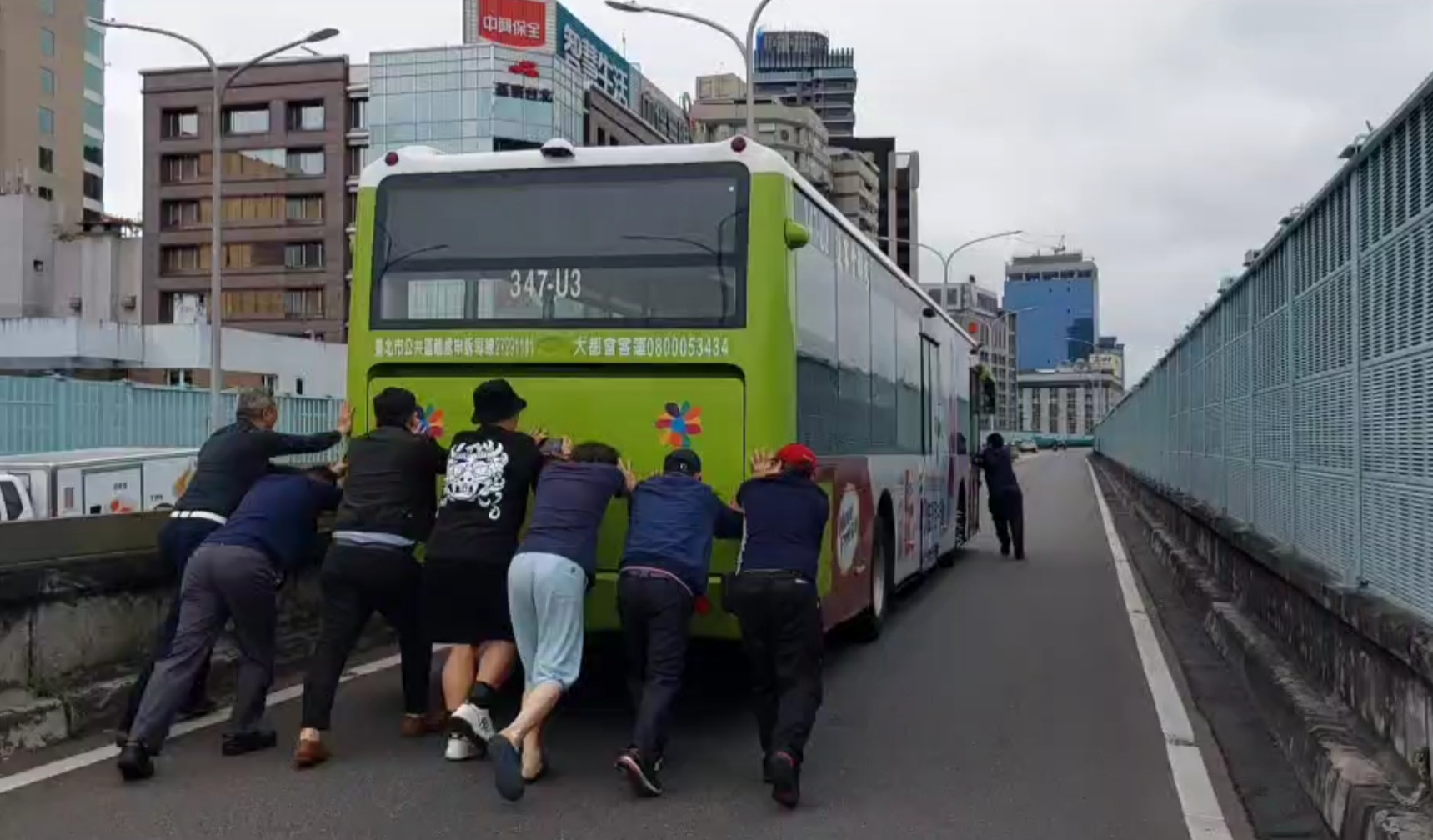 通往台北市民大道的匣道被拋錨公車擋住，後方車輛動彈不得，還好有7勇士見義勇為下來推車排解。