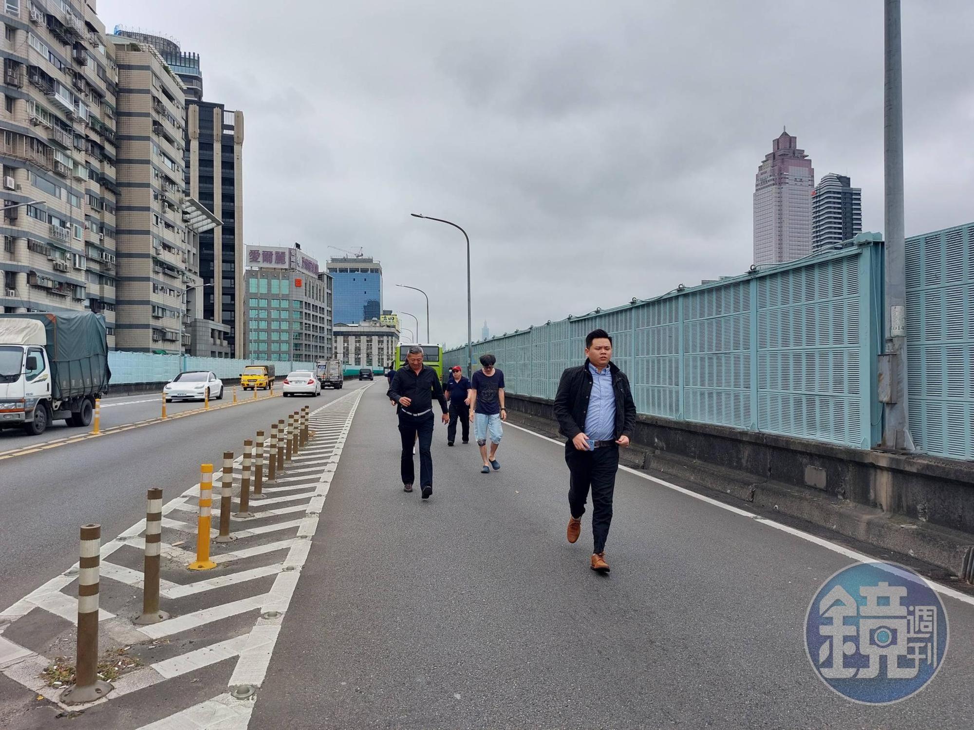 路見不平的7勇士將拋錨公車推至路肩後，趕緊返回車上，恢復通行。