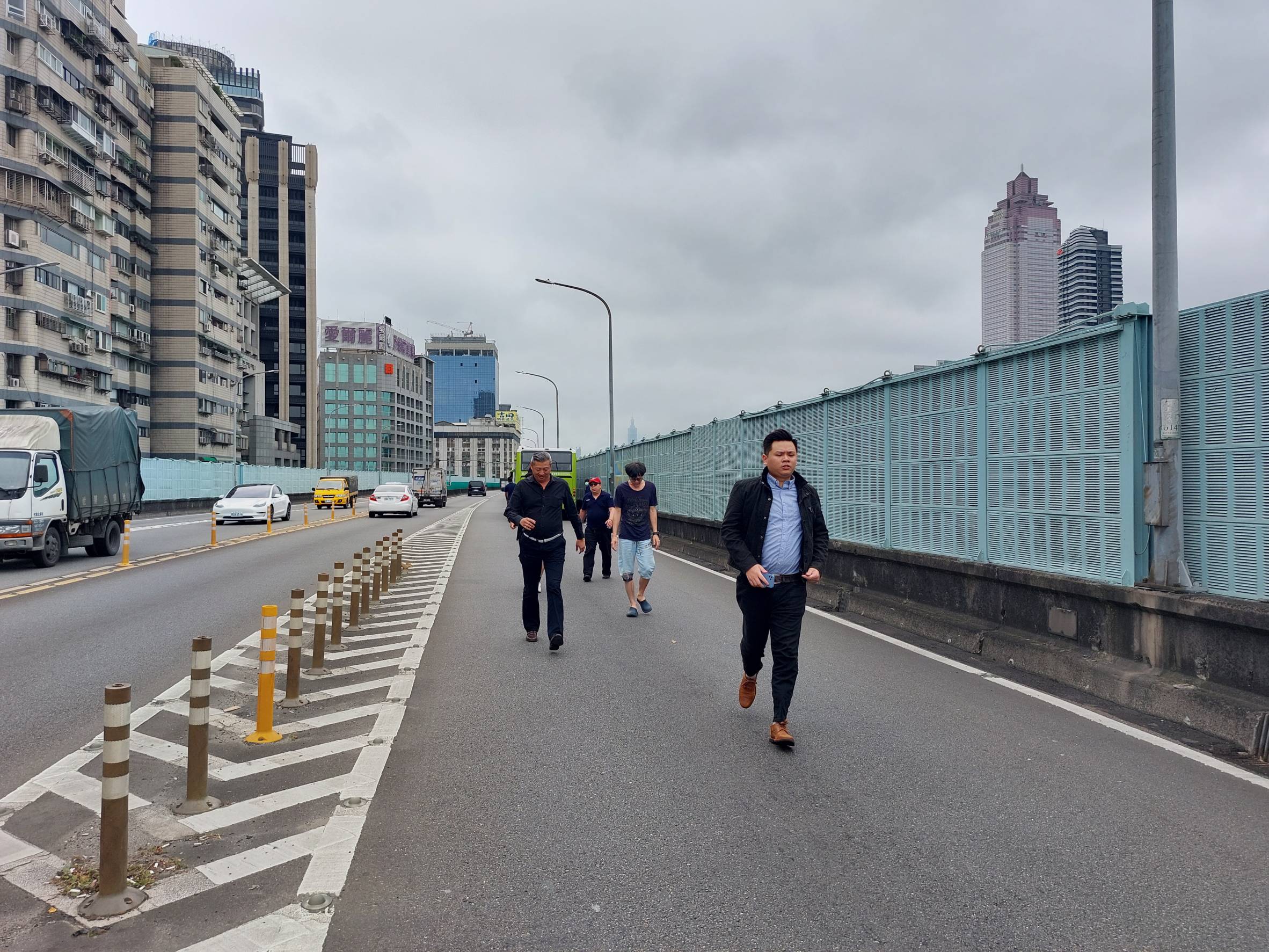 路見不平的7勇士將拋錨公車推至路肩後，趕緊返回車上，恢復通行。