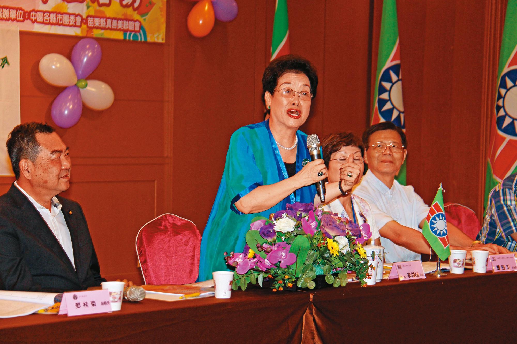 曾擔任救國團主任的李鍾桂,早年意氣風發,是政壇女強人。(翻攝苗栗縣政府官網)