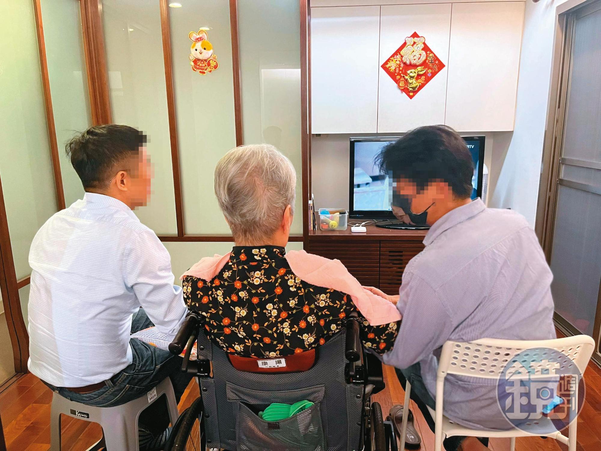 李鍾桂(中)罹患失智症,李家人Pual(右)和Tom(左)將她接回照顧。(讀者提供)