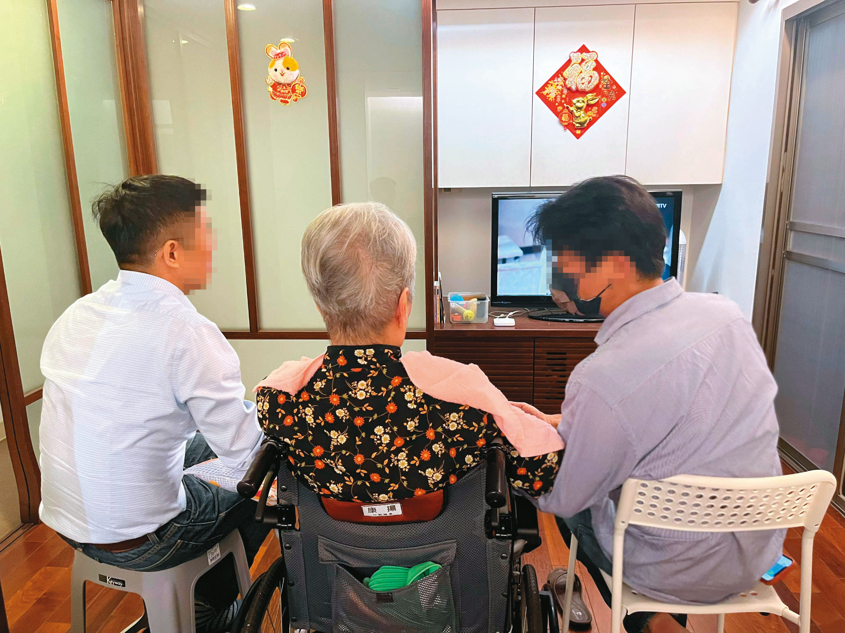 李鍾桂（中）罹患失智症，李家人Pual（右）和Tom（左）將她接回照顧。（讀者提供）