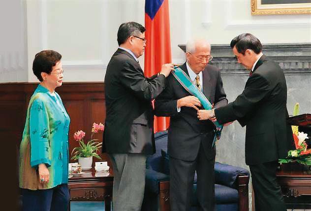 李鍾桂丈夫施啟揚(右2)曾任司法院長,退休後曾獲前總統馬英九(右1)表揚。(總統府提供)