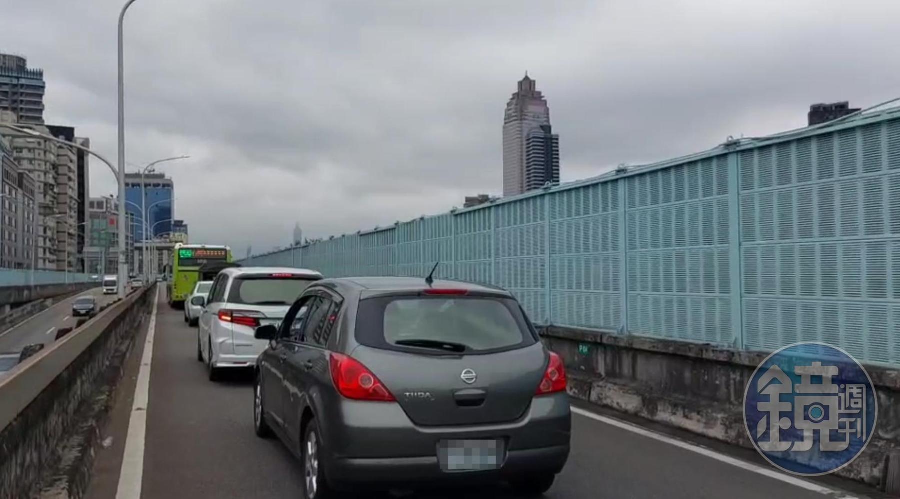 大都會客運公車卡在匣道，後方車輛動彈不得。