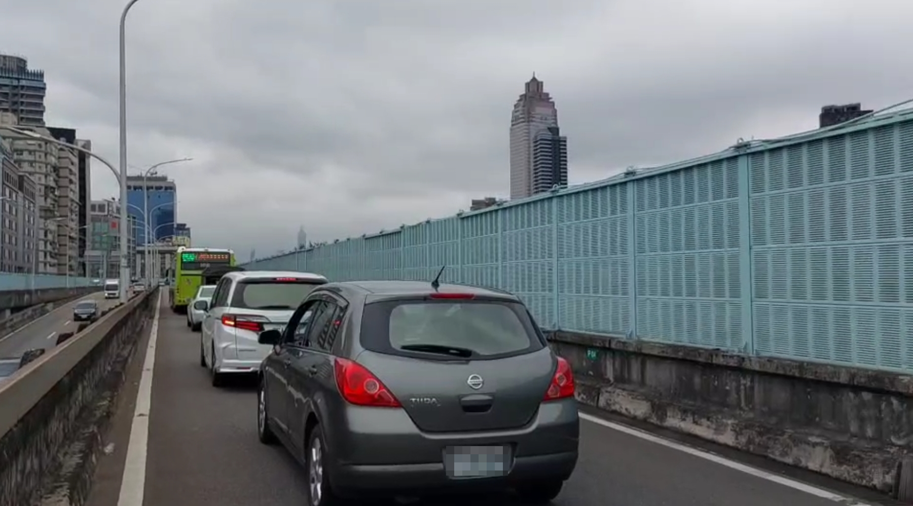 大都會客運公車卡在匣道，後方車輛動彈不得。