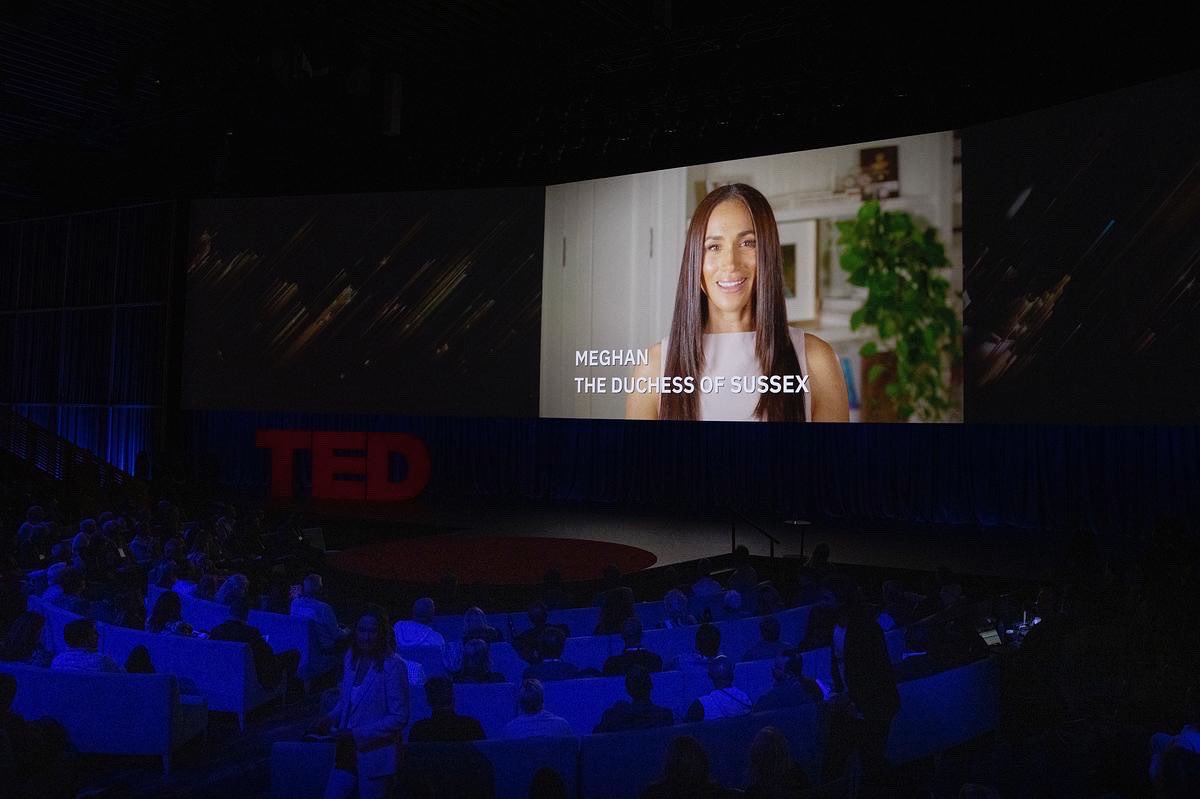 梅根透過影片現身TED2013演講，頭銜是「薩塞克斯公爵夫人」。（翻攝@misanharriman推特）