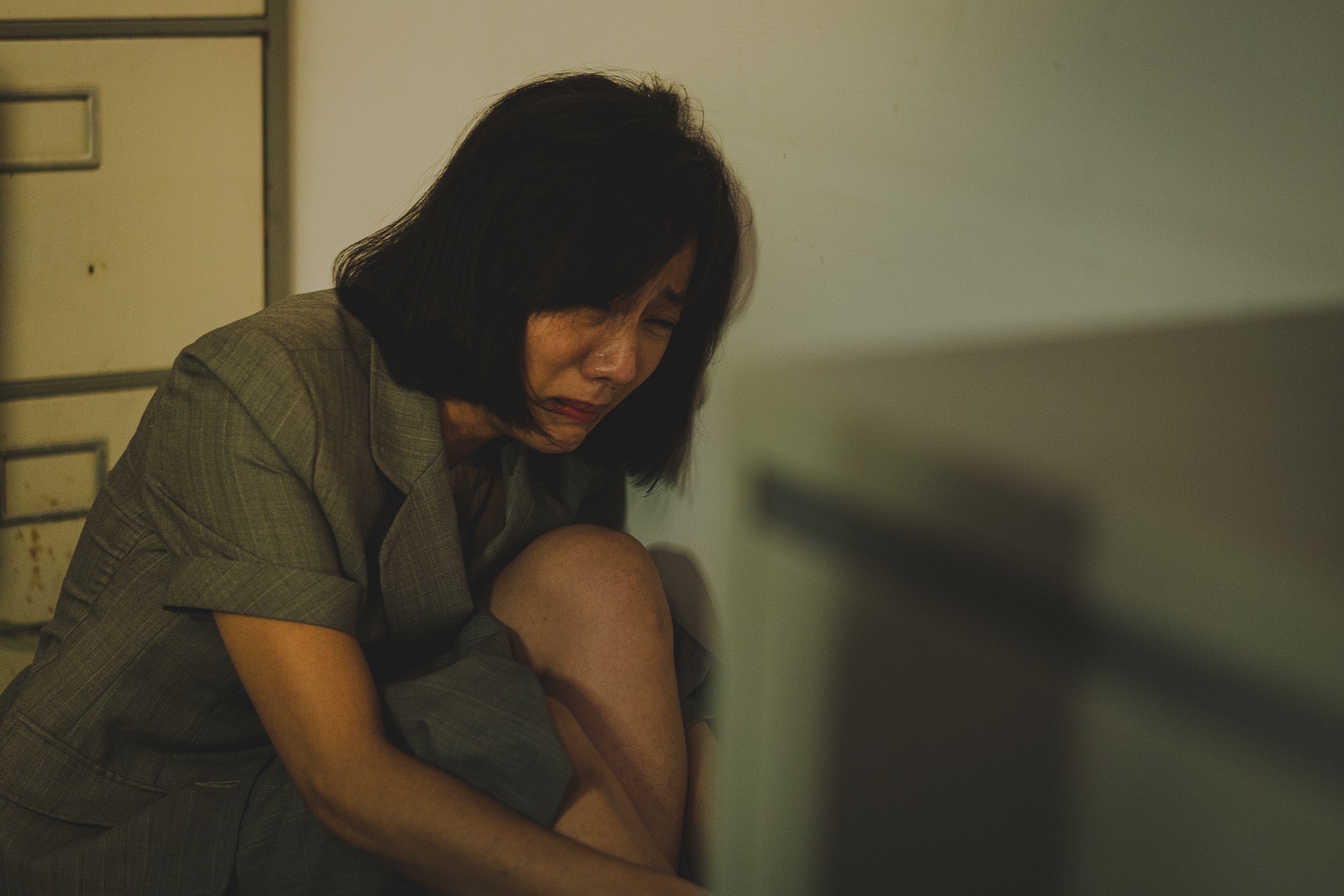 張詩盈在劇中不只罵人,也有崩潰痛哭的精彩演出。(公視提供)