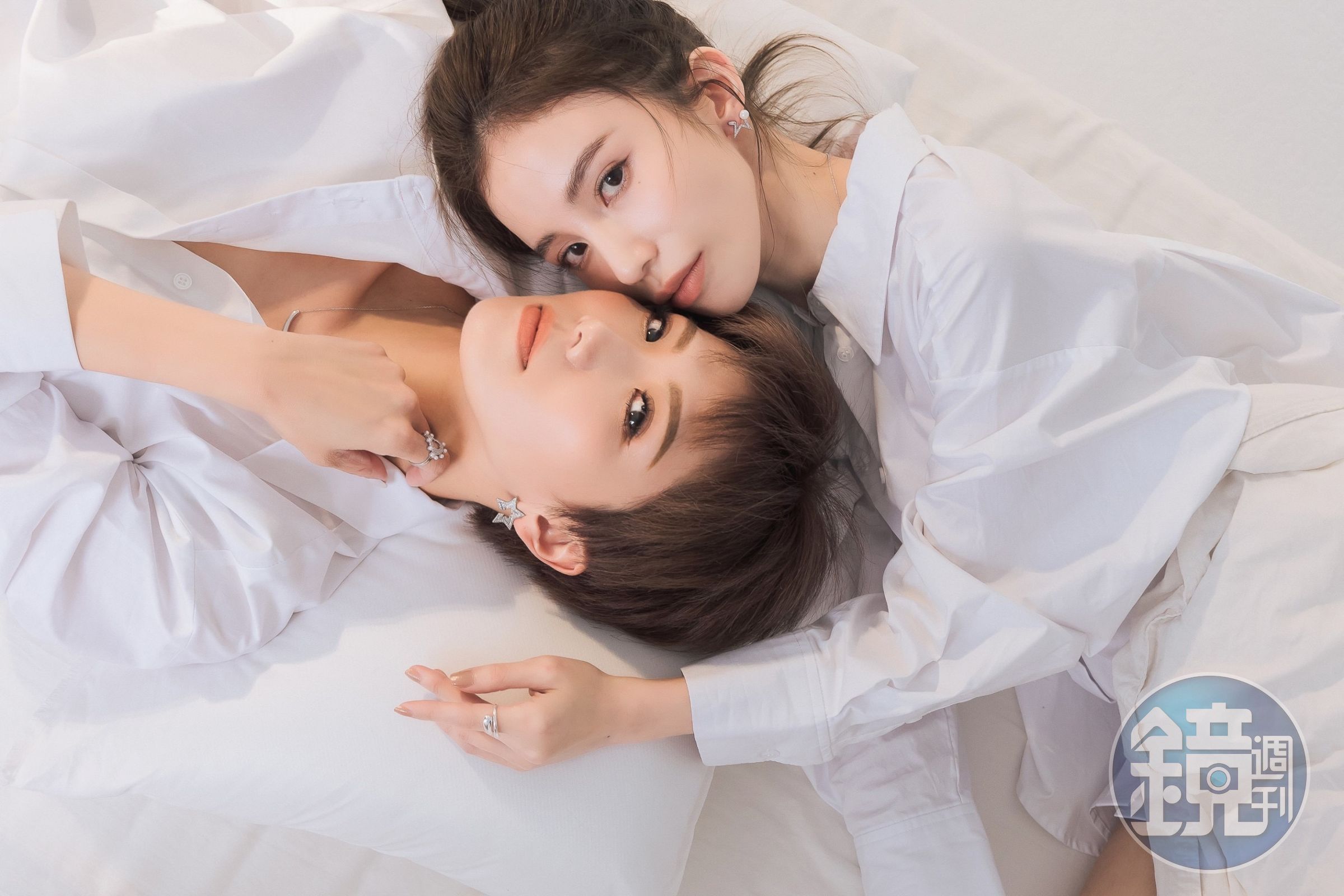 藝人大牙創業賣飾品，與黑澀會美眉筱婕（張甯兒）多年後再次合體，為品牌List.U拍攝商品照引發話題。（大牙周宜霈提供）