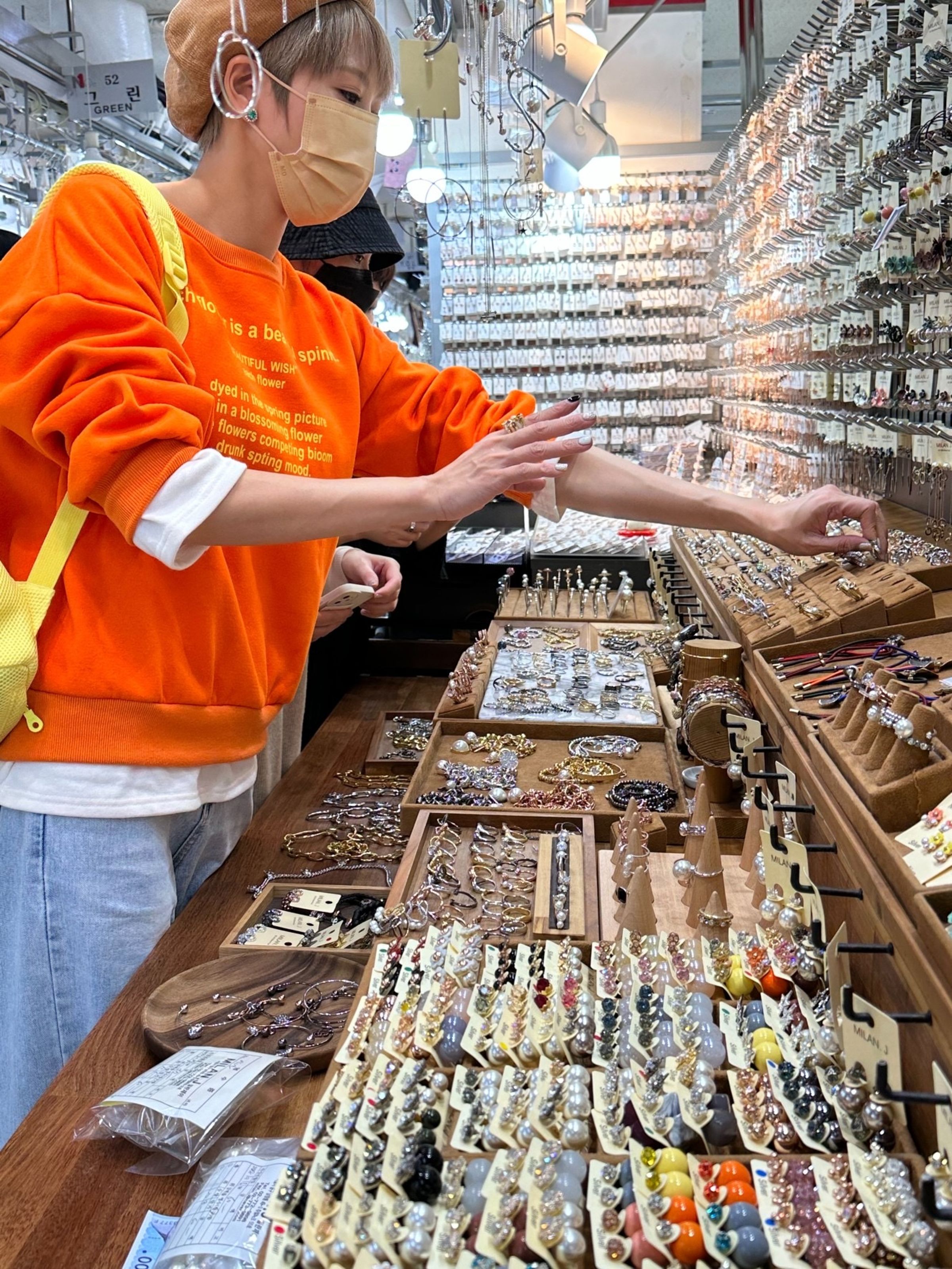 大牙創業賣飾品過程超苦！曬出多張去韓國批貨的「挑夫照」。（大牙周宜霈提供）