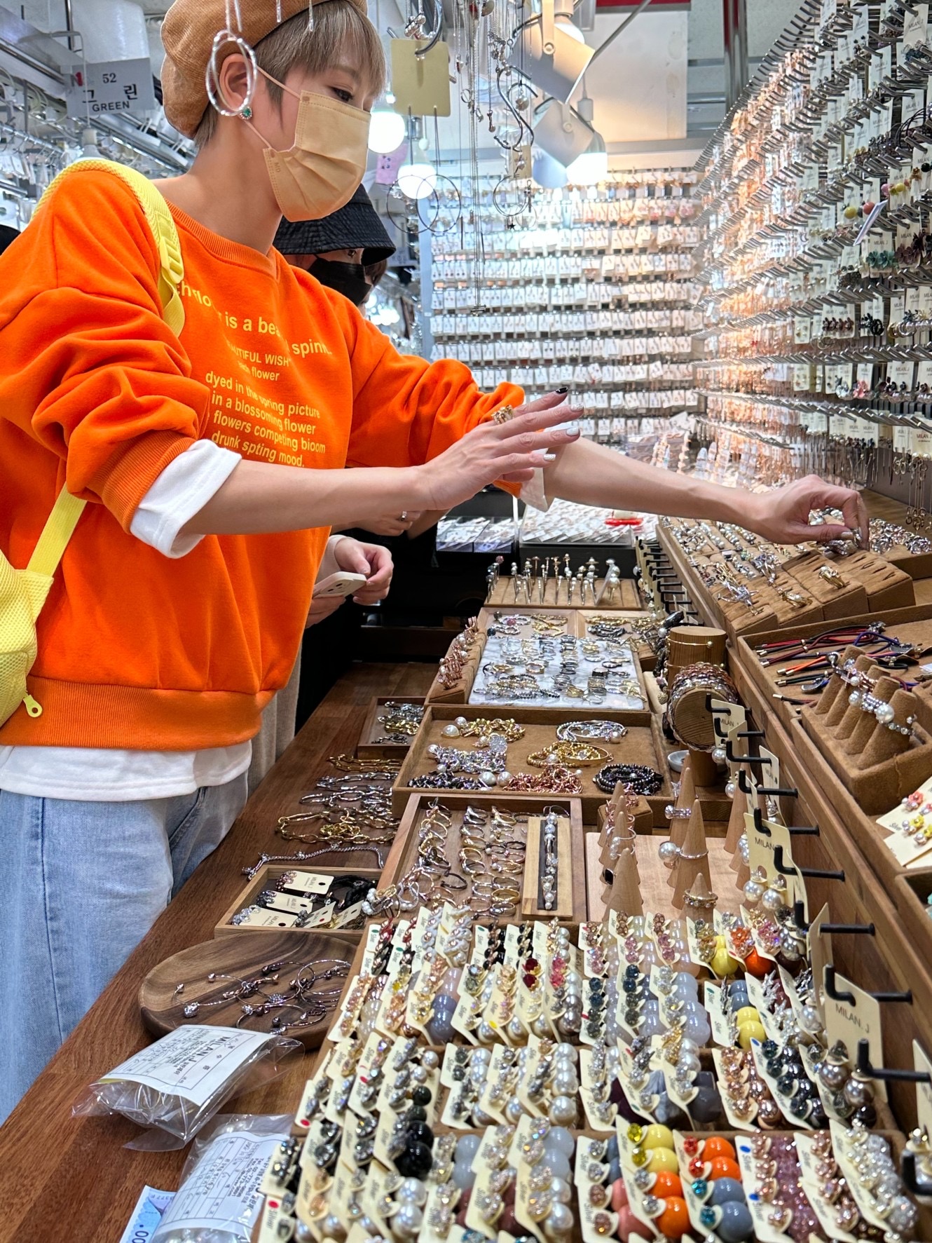 大牙創業賣飾品過程超苦!曬出多張去韓國批貨的「挑夫照」。(大牙周宜霈提供)