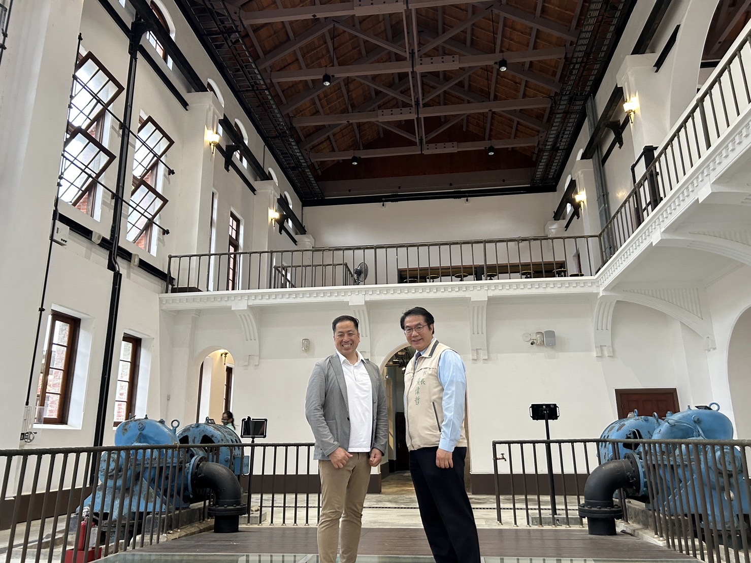 日本「AEON」（永旺）集團近日派代表至台南參加鳳梨裝櫃啟運儀式，日方代表在活動前主動要求參訪台南水道博物館。（南市府提供）