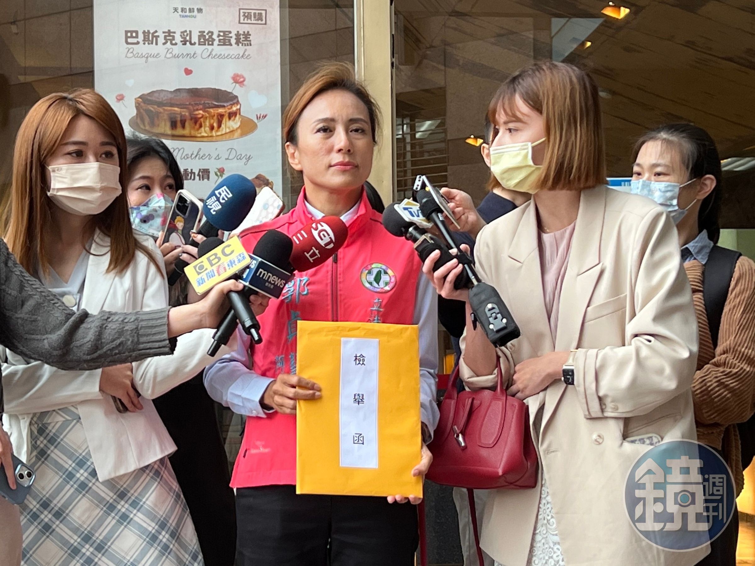 郭貞慧日前至民進黨中央檢舉對手涉爭議事件。(郭貞慧團隊提供)