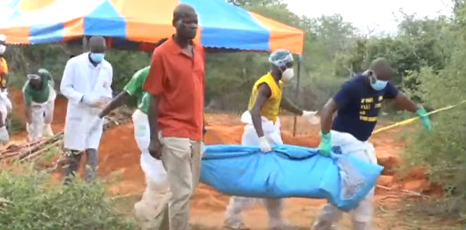 肯亞東部海岸城鎮馬林迪（Malindi）附近的沙卡赫拉森林（Shakahola forest）挖出大量遺體。（翻攝推特）