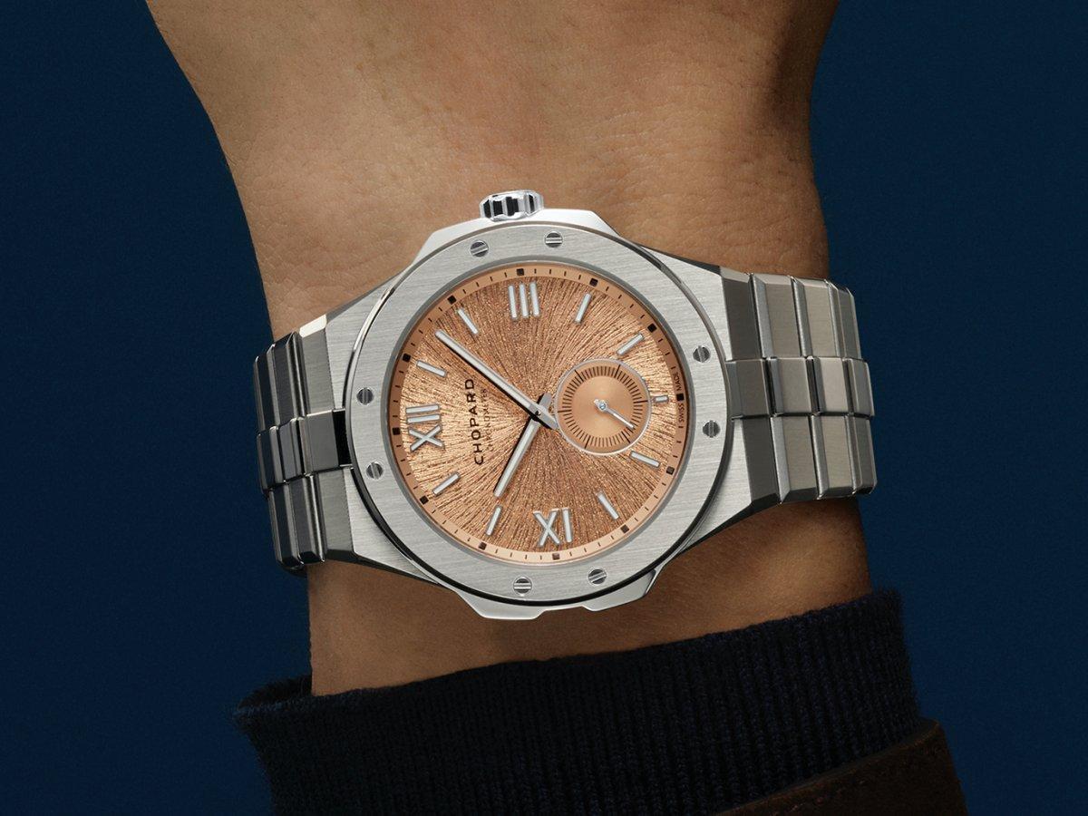 CHOPARD Alpine Eagle系列發表41mm XP超薄錶款,搭載著名的自製機芯L.U.C 96.40-L,並採用獨創Lucent Steel™鋼材,錶殼薄僅8mm,翻到錶背後更可欣賞搭載22K金微型自動盤,以及獲「日內瓦印記」認證的最頂級手工打磨機芯的美麗。防水100米。定價約24,400歐元。