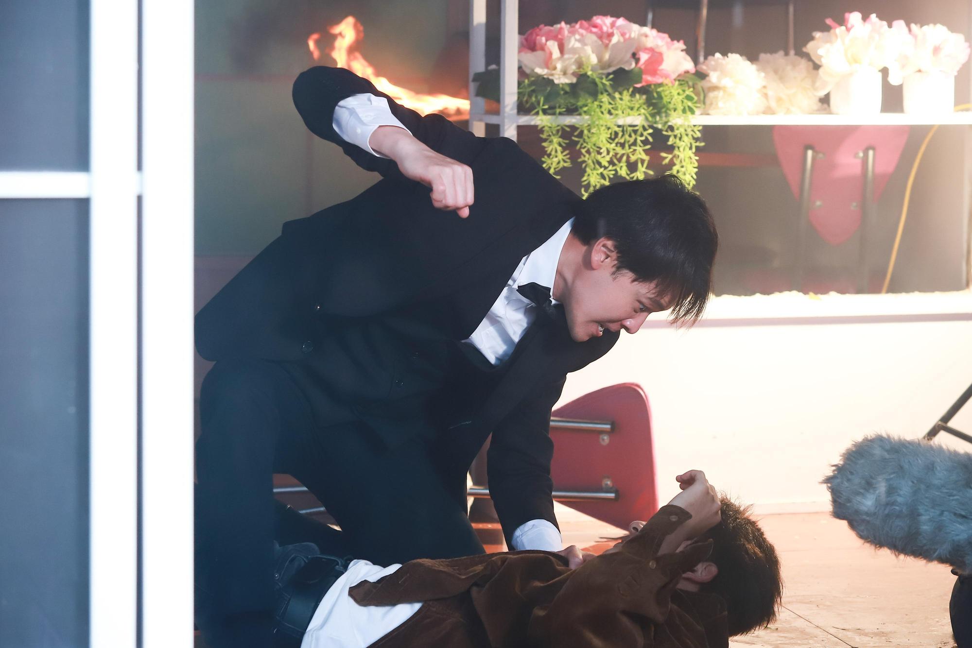 黃文星《市井豪門》一人分飾兩角，上演同臉人互相殘殺。（民視提供）