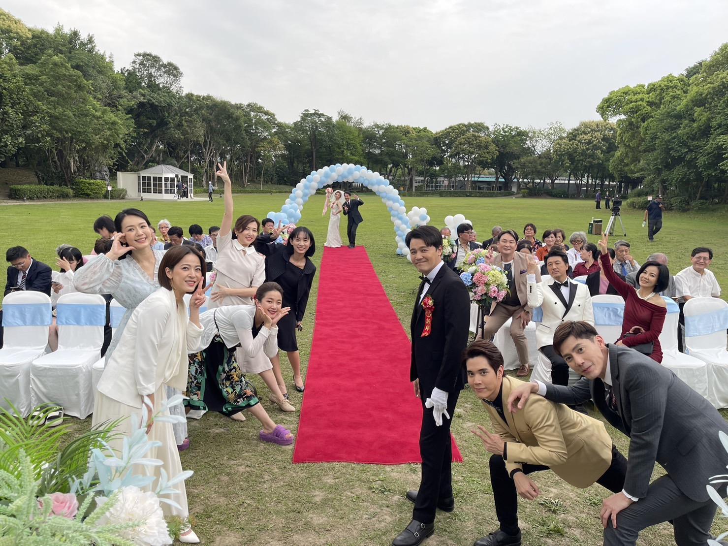 八點檔《市井豪門》婚禮戲，演員總動員，現場熱鬧非凡。（民視提供）