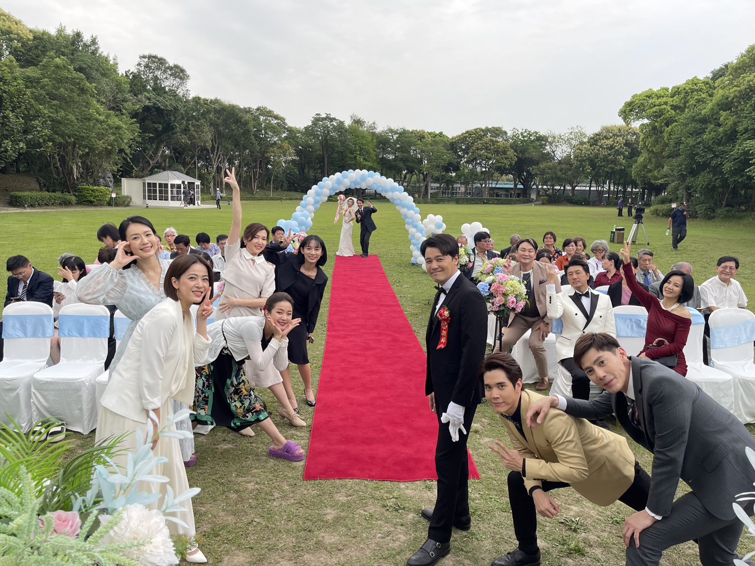 八點檔《市井豪門》婚禮戲，演員總動員，現場熱鬧非凡。（民視提供）