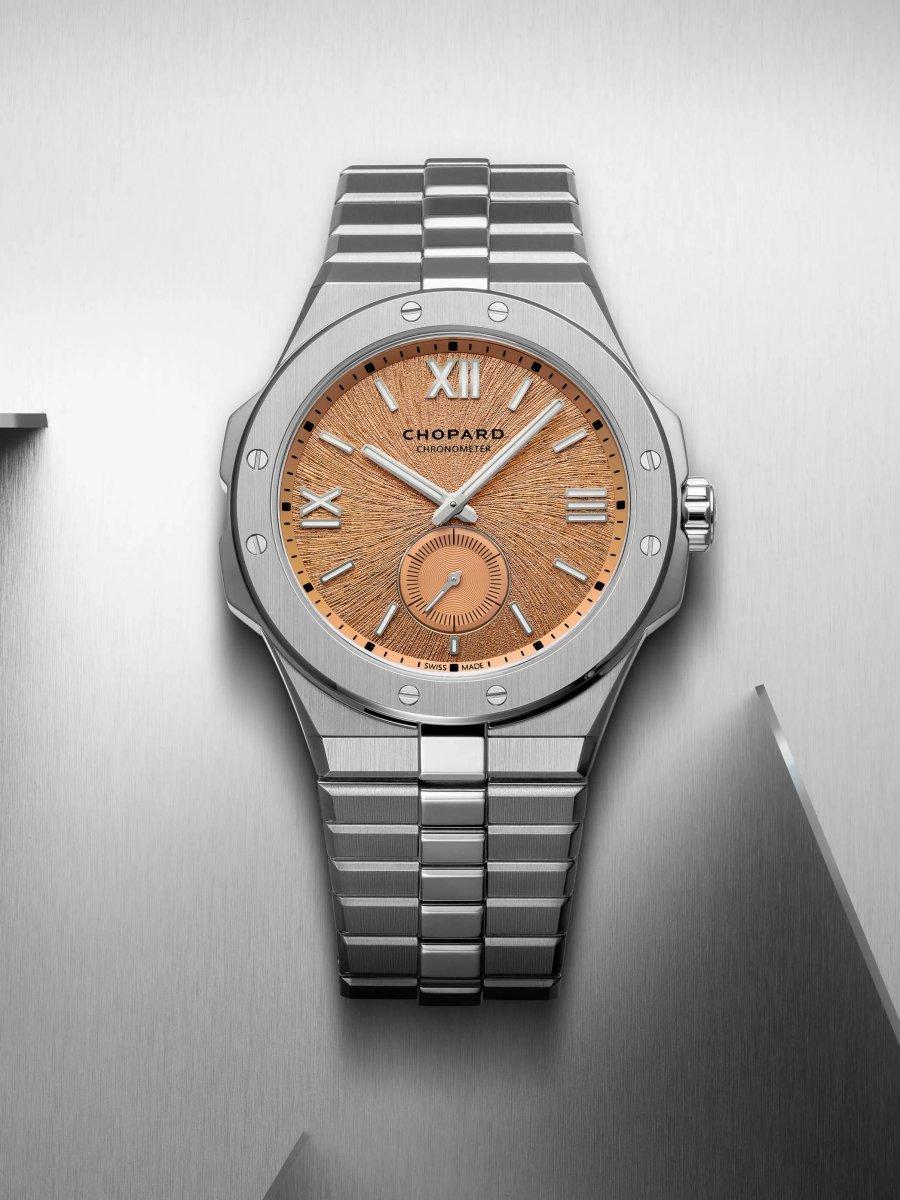 CHOPARD Alpine Eagle系列發表41mm XP超薄錶款,搭載著名的自製機芯L.U.C 96.40-L,並採用獨創Lucent Steel™鋼材,錶殼薄僅8mm,翻到錶背後更可欣賞搭載22K金微型自動盤,以及獲「日內瓦印記」認證的最頂級手工打磨機芯的美麗。防水100米。定價約24,400歐元。