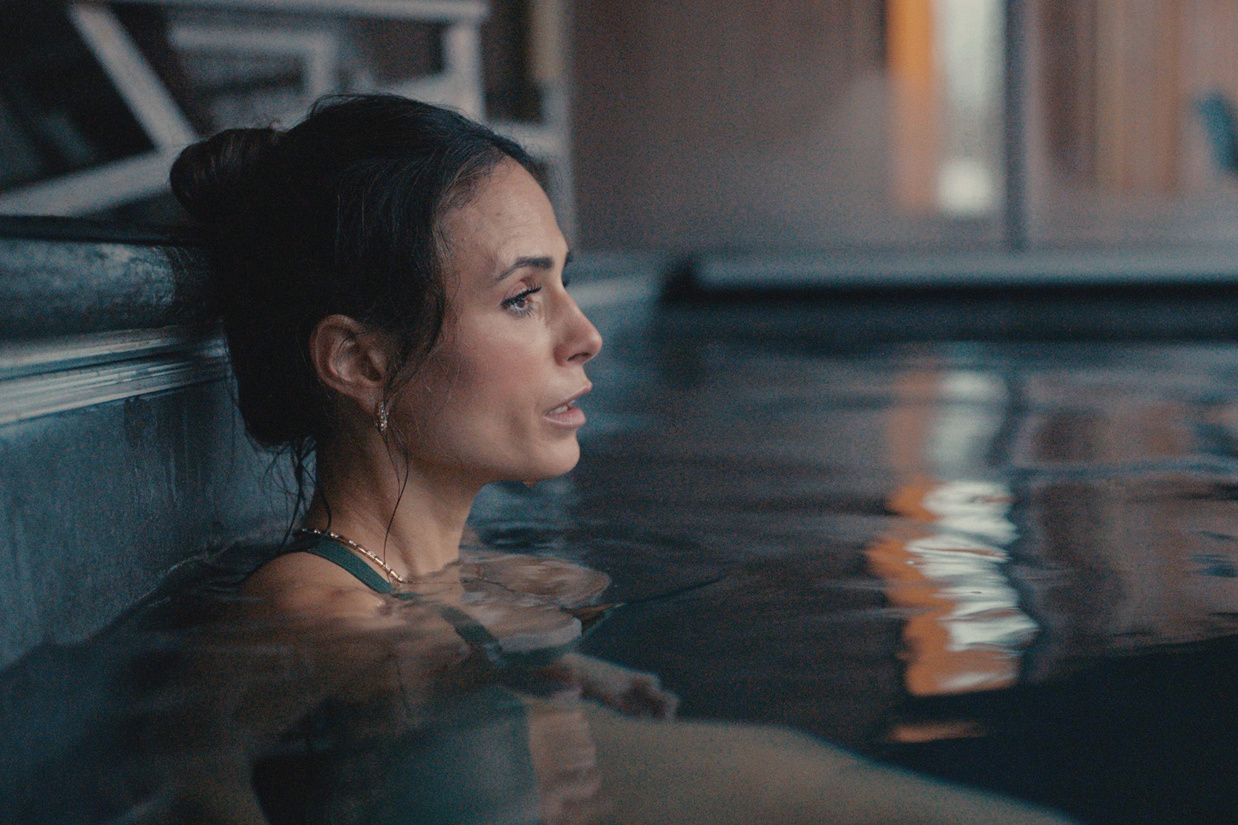 喬丹娜布魯斯特在寒冬中跳入泳池拍戲，本身就充滿挑戰性。（采昌國際提供）