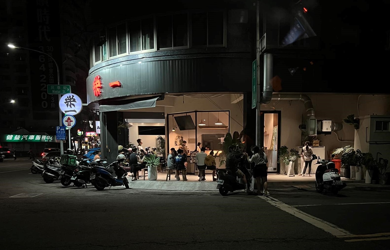 位於高雄的神祕拉麵店從開業4個月以來，天天門庭若市。（榮一拉麵提供）