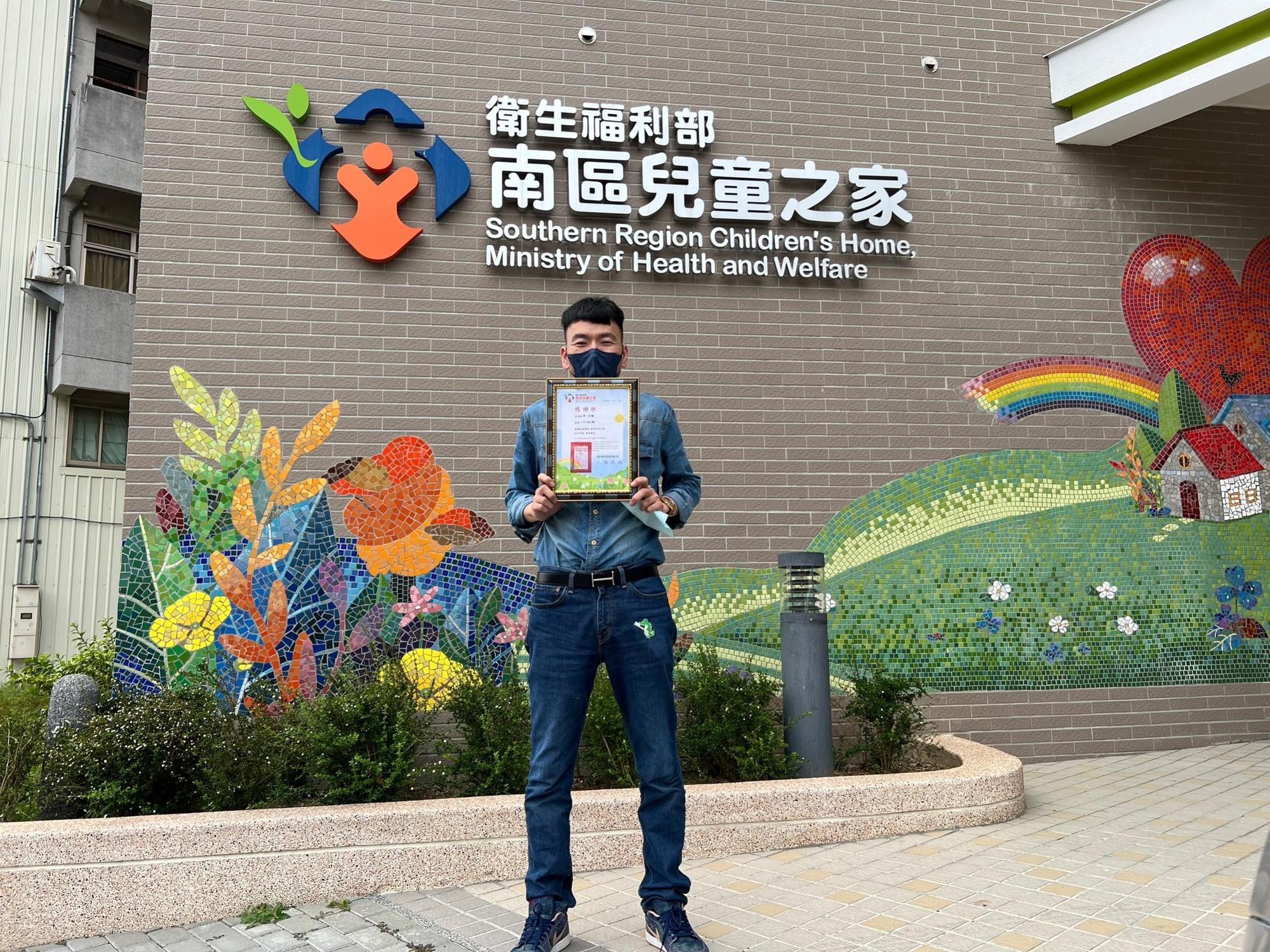 老闆任德榮為讓弱勢也能品嚐美味,親送120碗拉麵到衛福部南區兒童之家。(榮一拉麵提供)