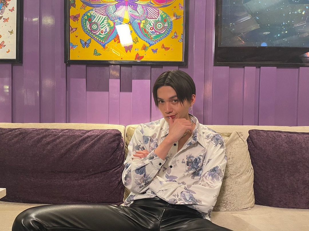 八木勇征在新劇《不小心繼承了牛郎店》飾演牛郎店紅牌，為戲特地造訪牛郎店觀摩。（翻攝自八木勇征Instagram）