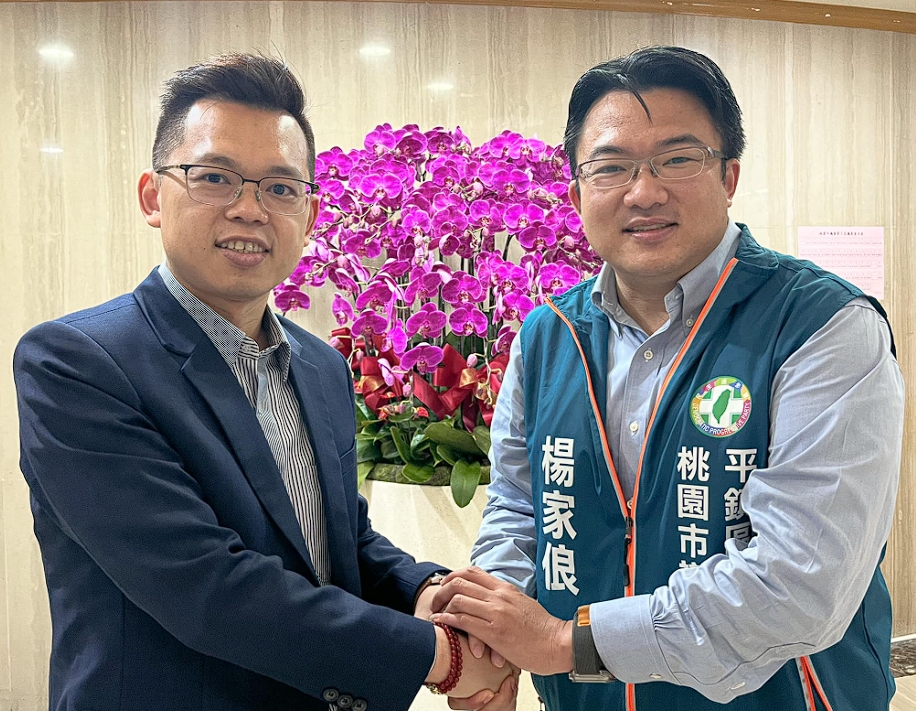 楊家俍（右）在民進黨初選勝出，對手劉仁照（左）給予祝福，楊將代表綠營參選2024桃園第5選區立委，挑戰翻轉藍營長期執政地區。（翻攝自劉仁照臉書）