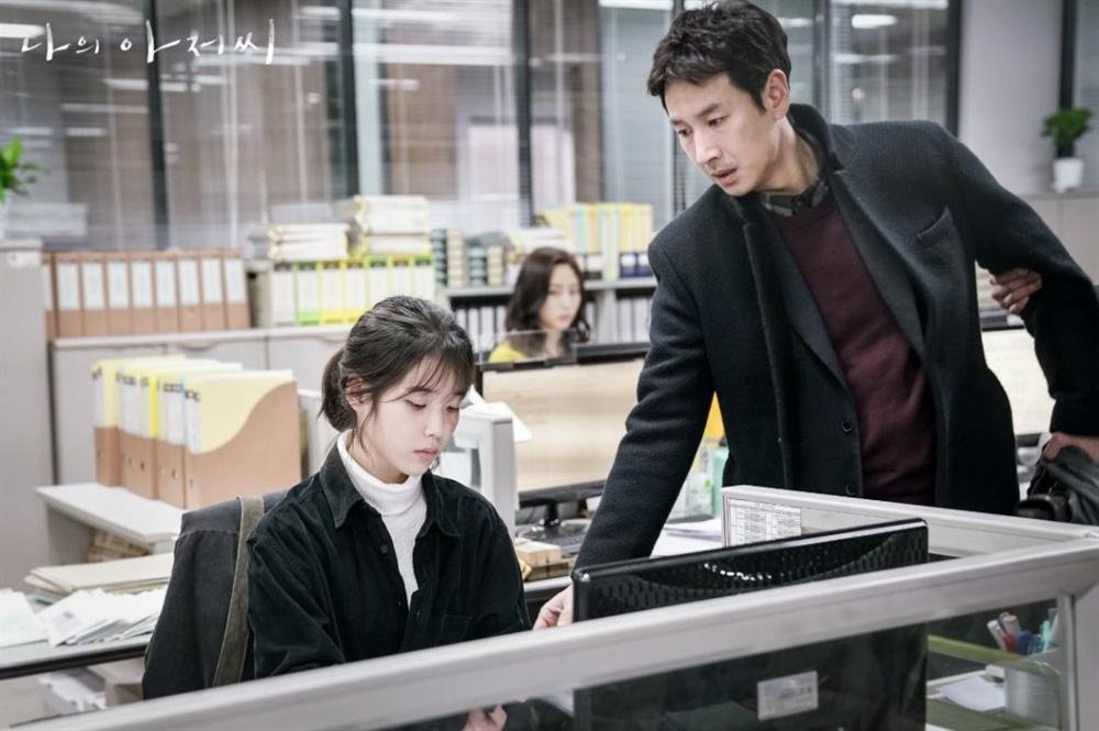 《我的大叔》是tvN電視台播出的水木劇,由IU(左)和李善均主演。(翻攝自tvN)