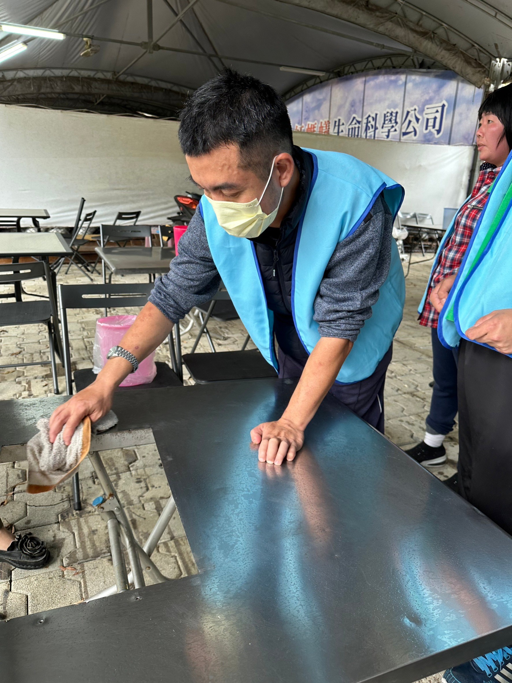 身障中心安排服務對象外出進行工作體驗，找到自身的亮點與自我的價值。（雲林身障養護中心提供）