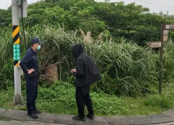 跟蹤的黑衣人接受警方盤查。(翻攝PTT)