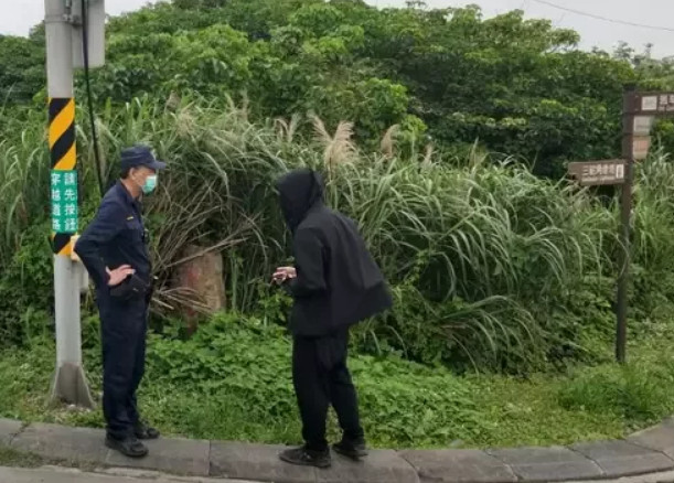 跟蹤的黑衣人接受警方盤查。(翻攝PTT)