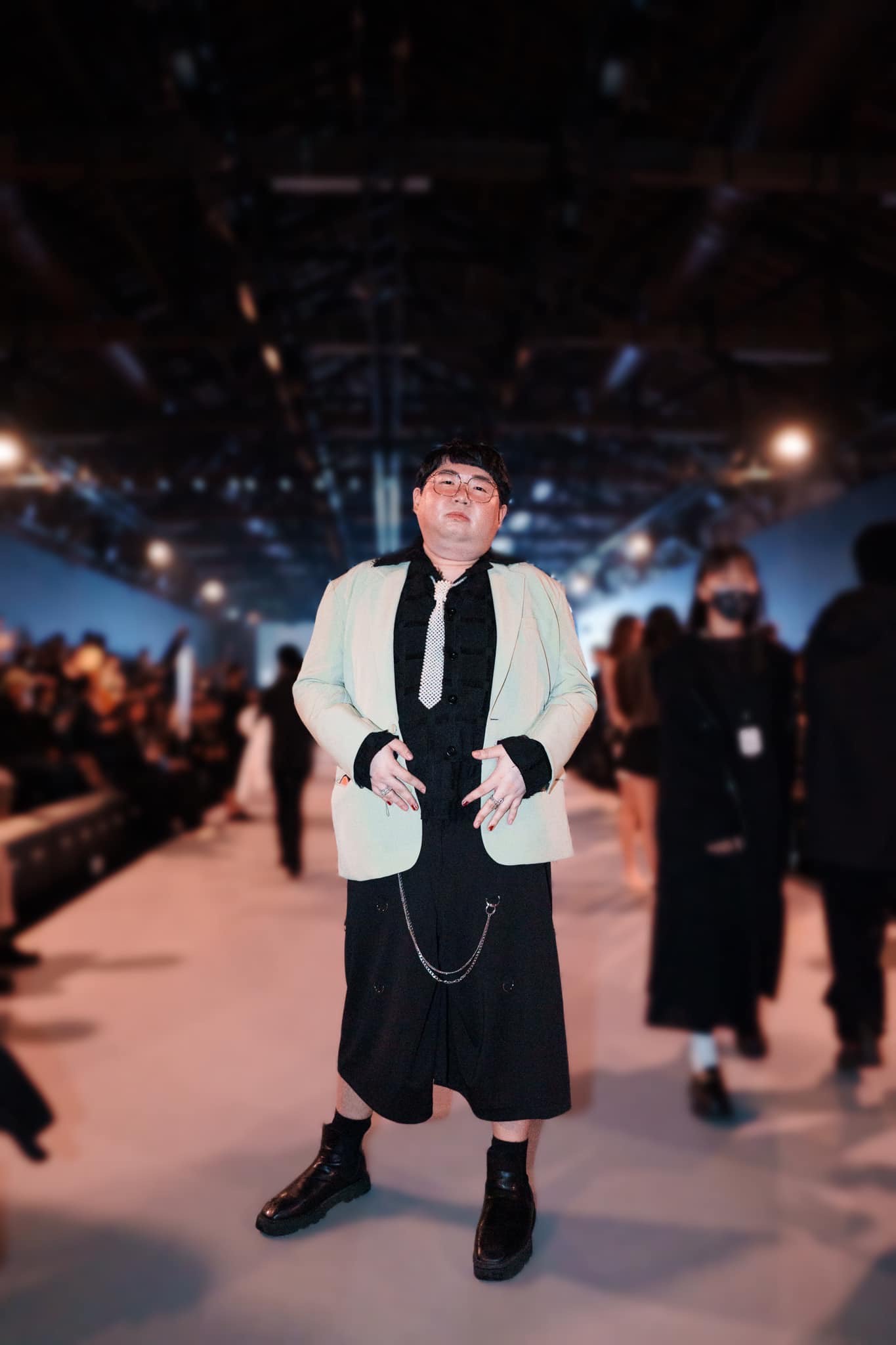 陳彥佐人氣漲,被邀請參加時裝週,更自費打造新形象,讓人耳目一新。(翻攝自陳彥佐臉書)