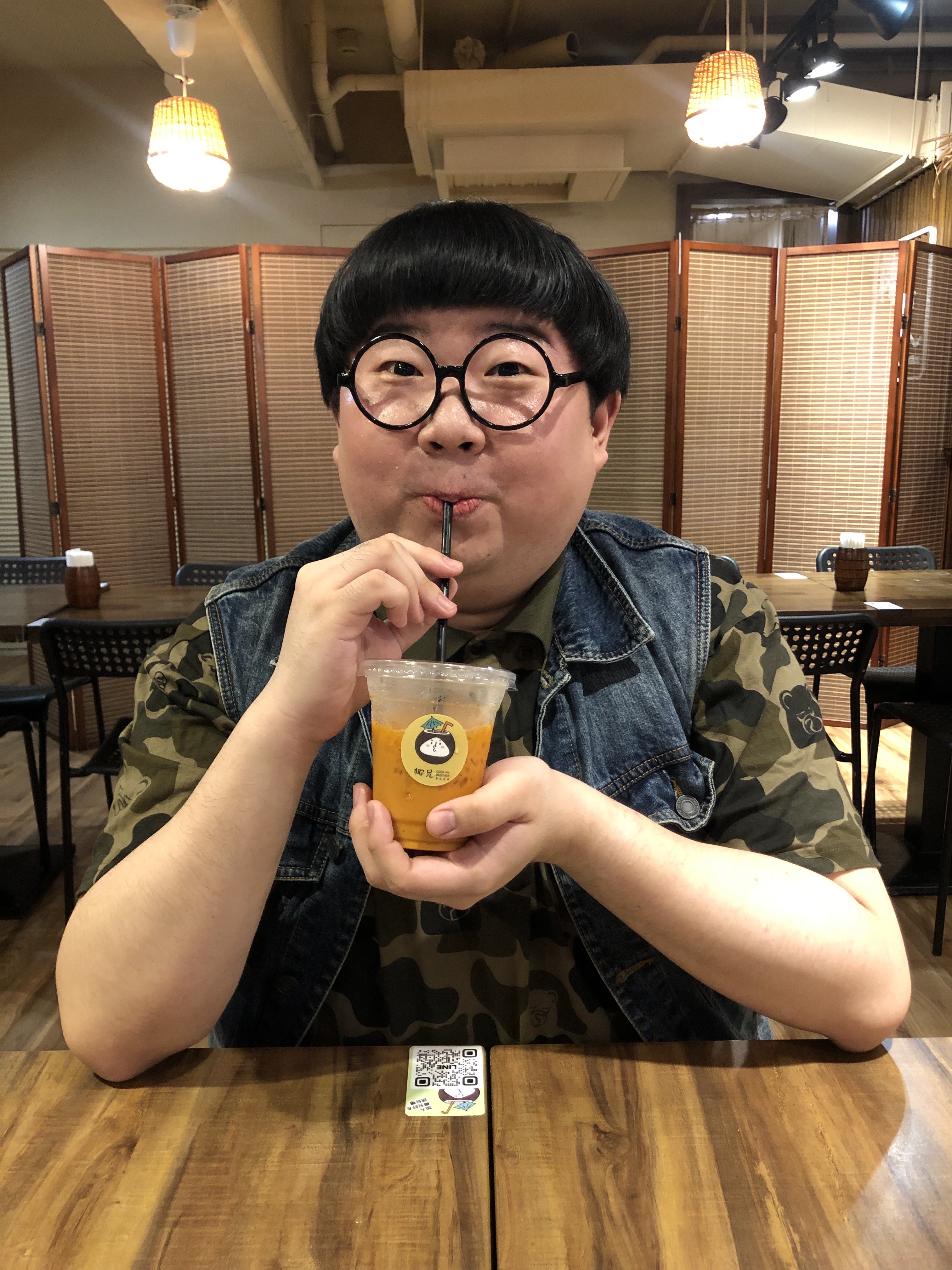 愛吃美食的陳彥佐,最愛喝奶茶,對油炸食物更是抗拒不了。(翻攝自陳彥佐臉書)