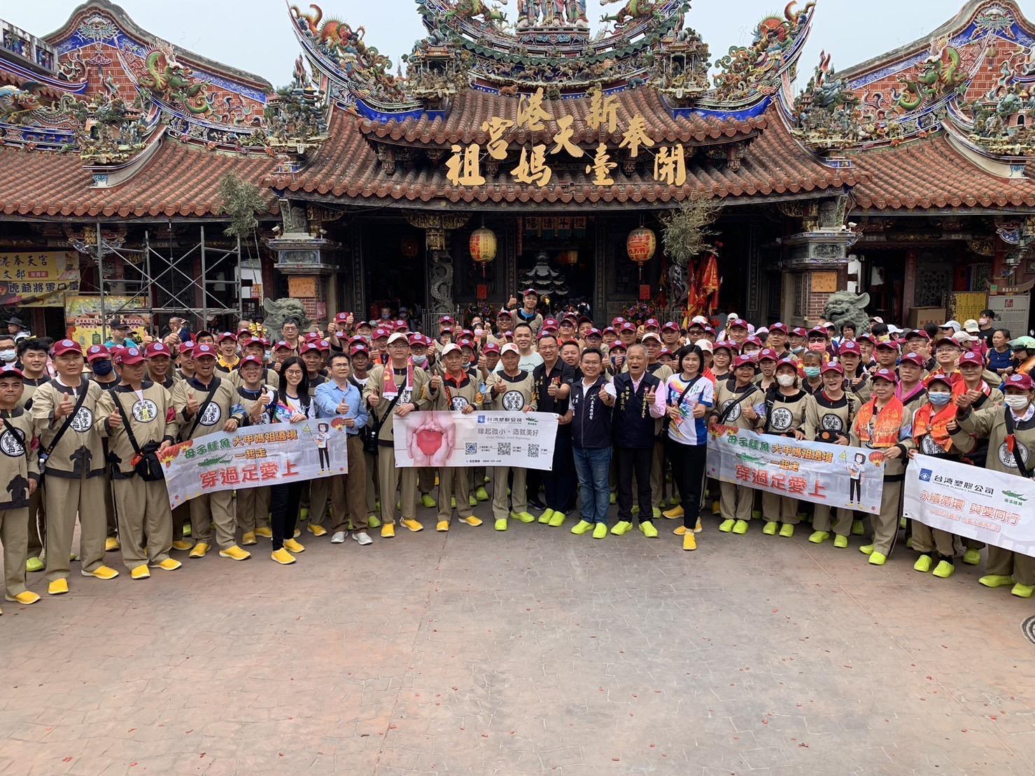 媽祖遶境進香活動36執士團員，指定母子鱷魚馬拉松專用鞋，成功完成陪走。（母子鱷魚提供）
