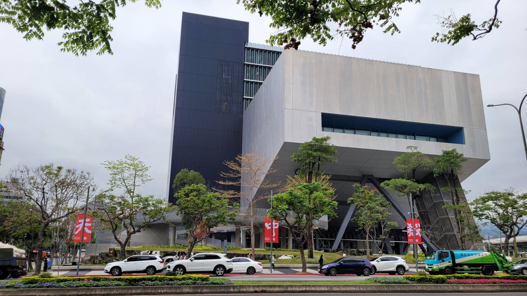 北藝中心將「天中殺」3字拆開宣傳卻被誤解,讓旗幟掛不到4小時就被撤掉。(翻攝自台北表演藝術中心臉書)