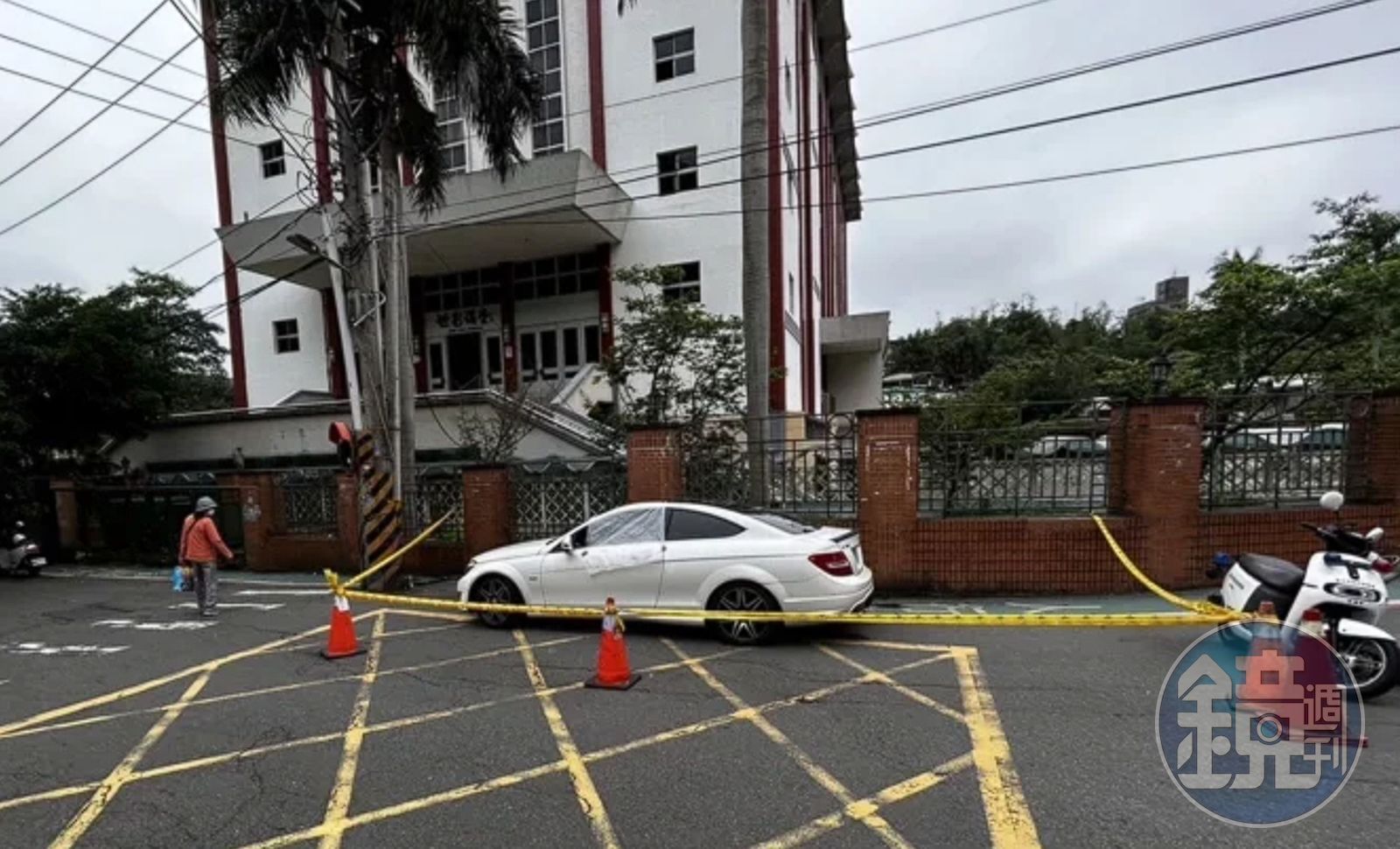 世新大學後門旁一輛違停轎車驚見一名男性死亡。(翻攝畫面)