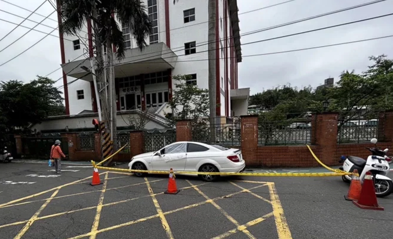 世新大學後門旁一輛違停轎車驚見一名男性死亡。（翻攝畫面）