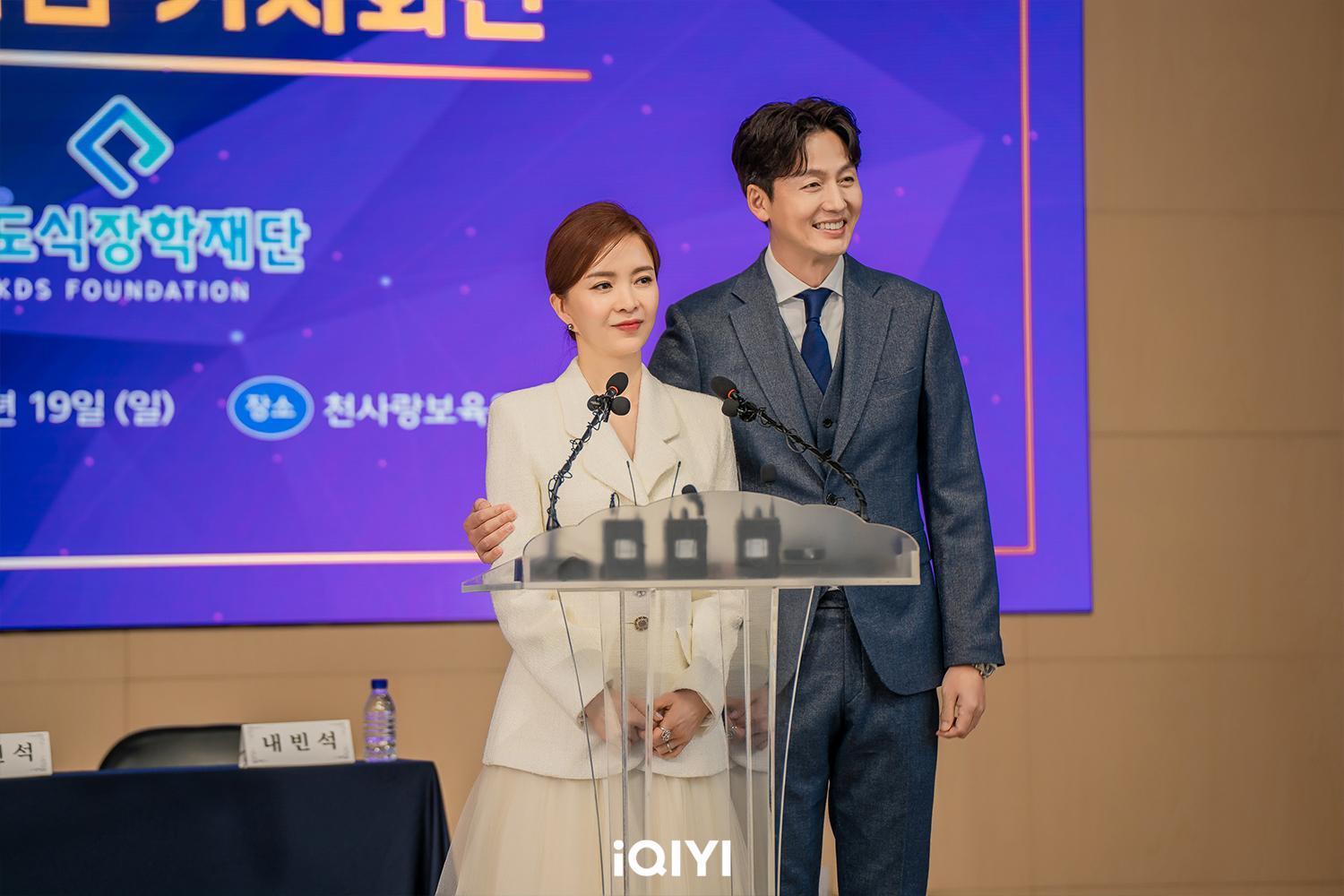 李廷鎮(右)在《假面女王》飾演申恩廷的未婚夫。(愛奇藝國際站提供)