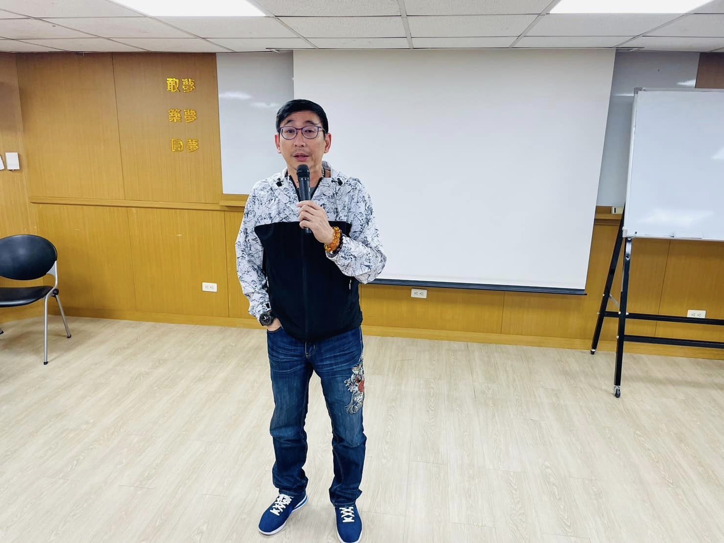 宋少卿被媒體直擊和熟女酒後在街上大肆熊抱，更直接帶回家中。（翻攝自宋少卿臉書）