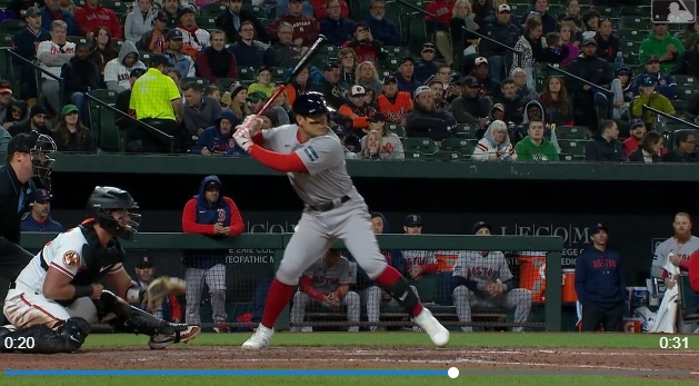 張育成25日在紅襪對上金鶯比賽中不幸揮棒受傷，「左手鉤骨骨折」恐休息4到6週。（翻攝自紅襪官網）