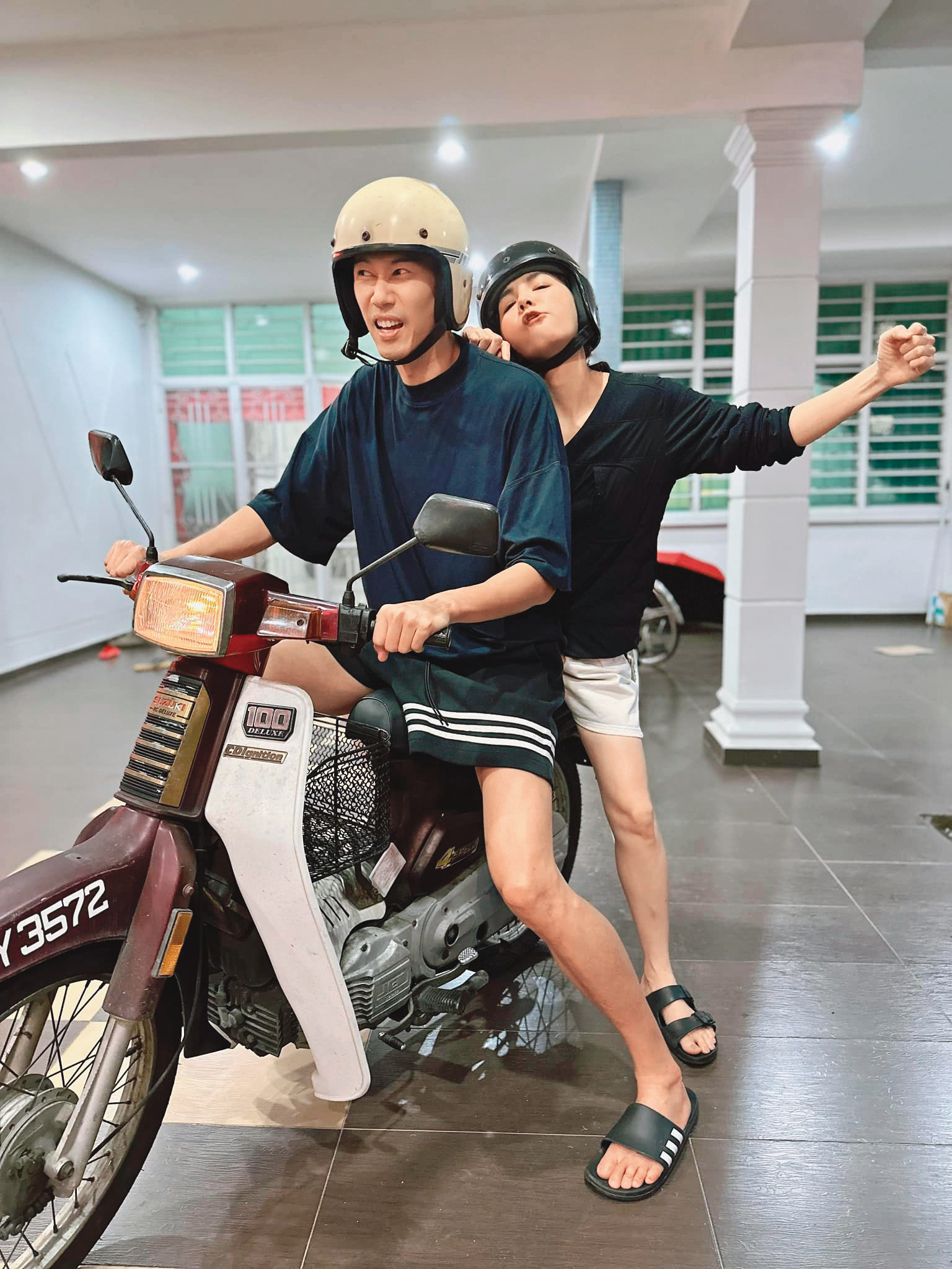 經過疫情，陳嘉樺（右）更理解了結婚11年的老公賴斯翔（左）；透露老公比她理智，在很多方面會提醒她。（翻攝自陳嘉樺臉書）